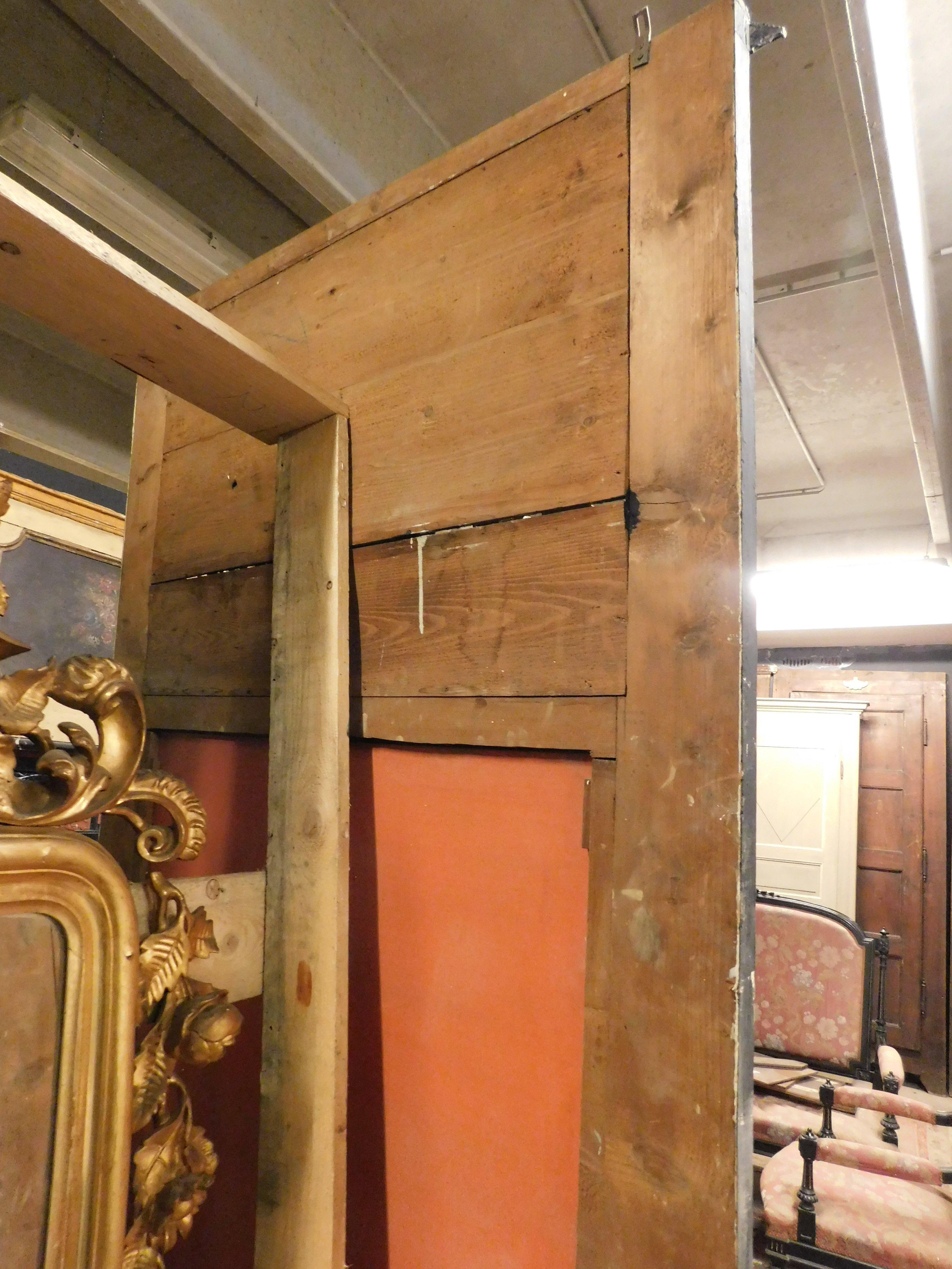 Grand miroir en bois laqué noir, sculptures dorées et peinture dame, Italie en vente 3
