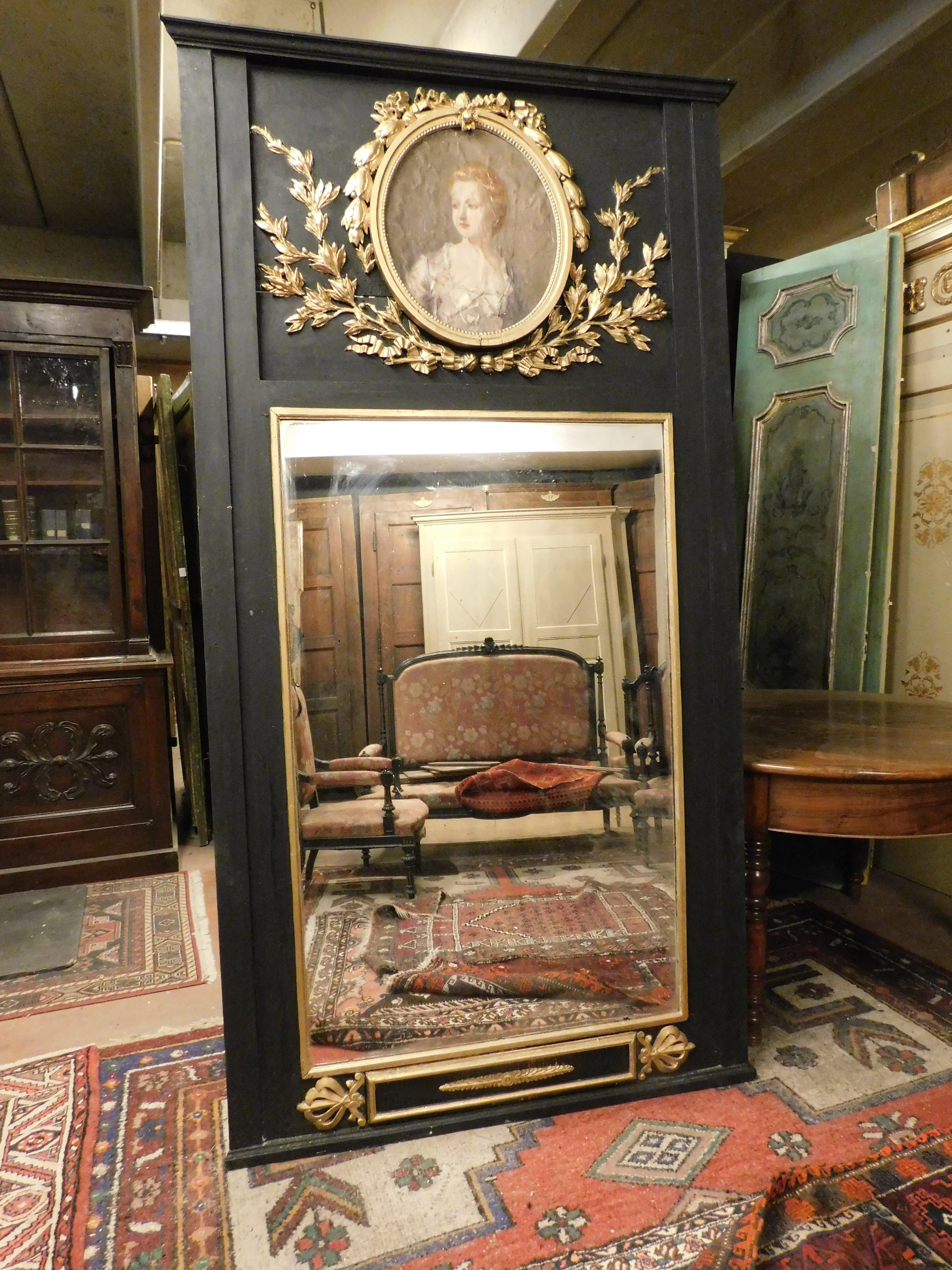 Doré Grand miroir en bois laqué noir, sculptures dorées et peinture dame, Italie en vente