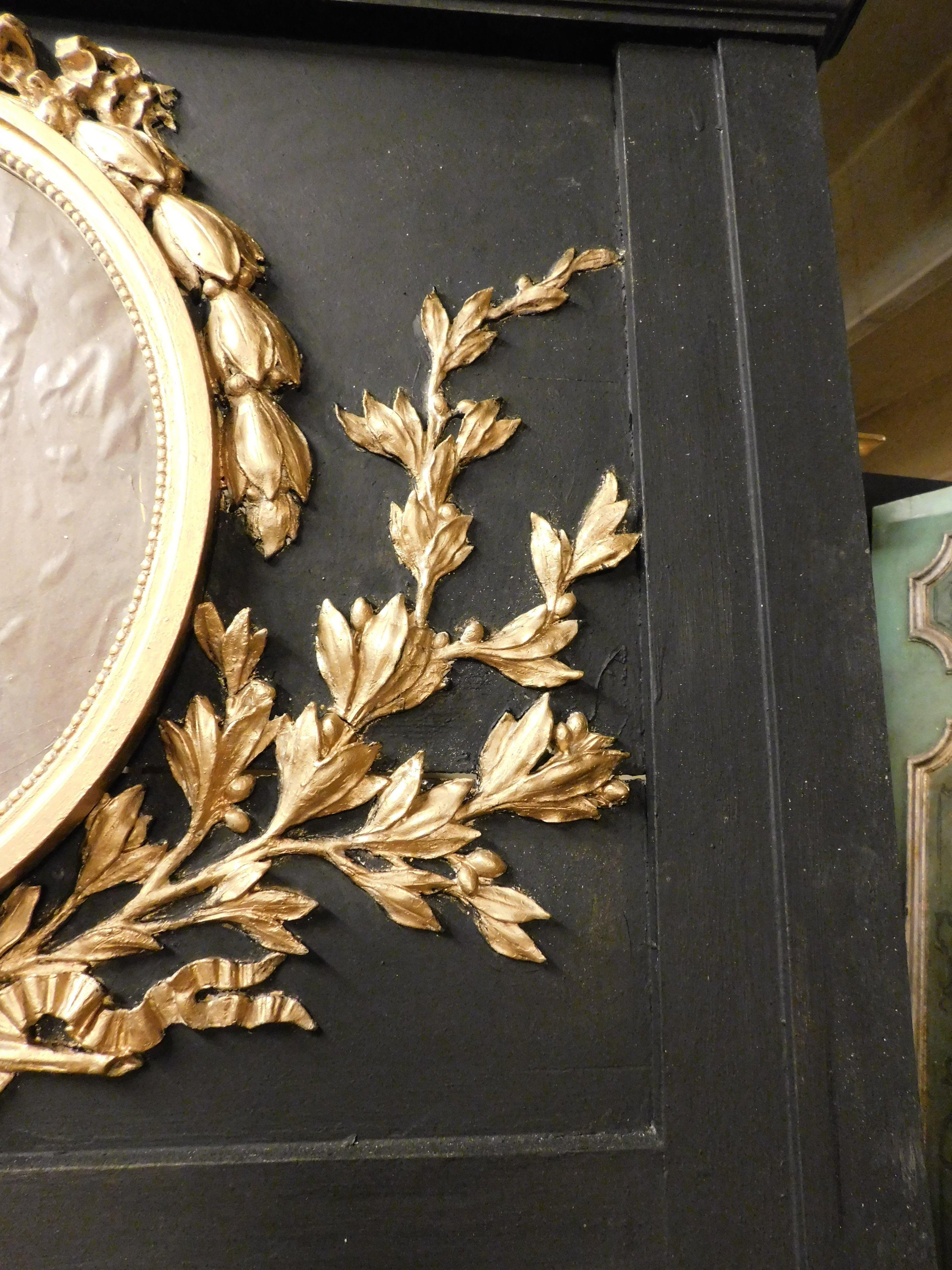 Miroir Grand miroir en bois laqué noir, sculptures dorées et peinture dame, Italie en vente