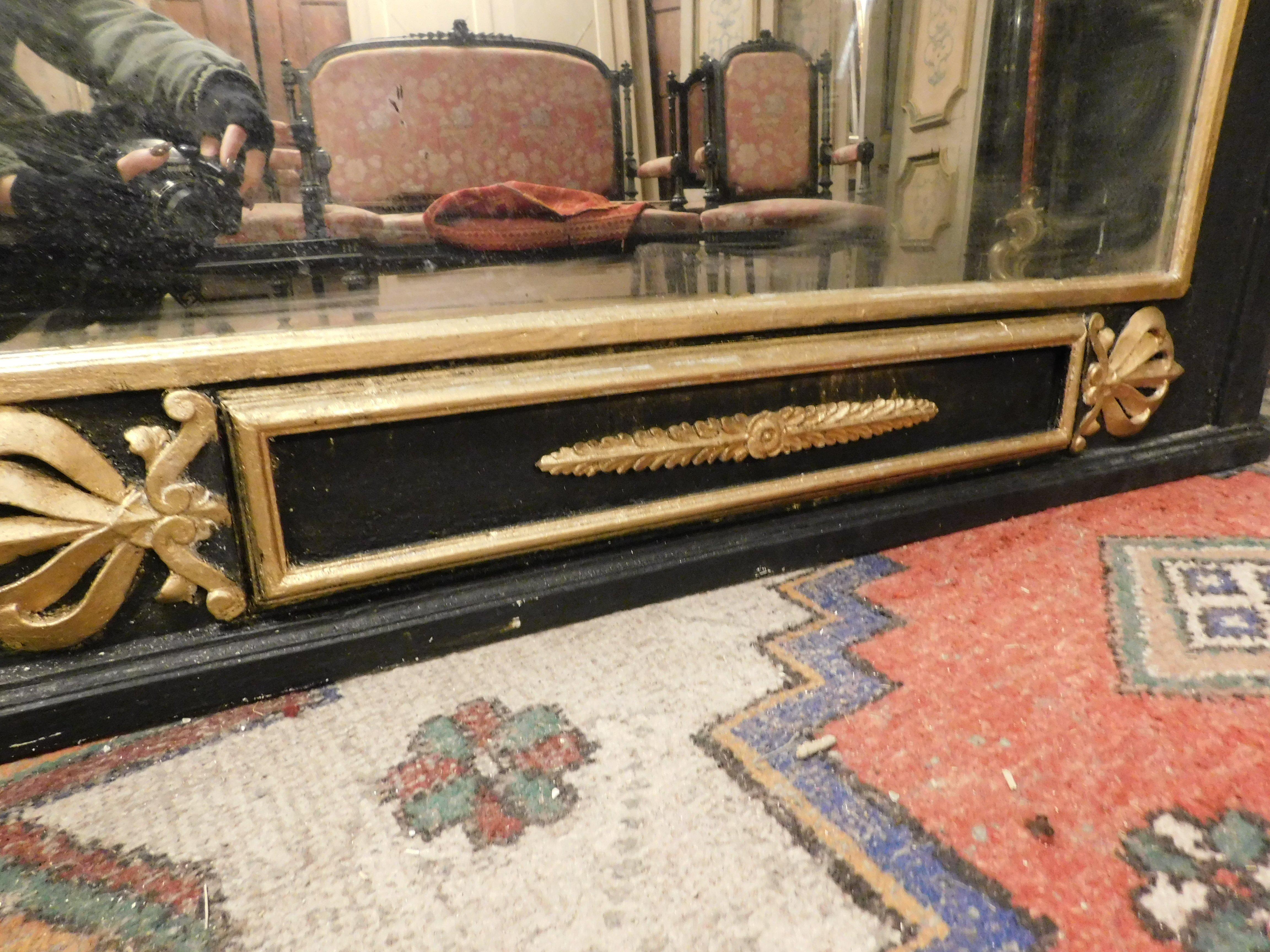 Big Mirror black lacquered wood, gilded carvings and painting dame, Italy For Sale 2