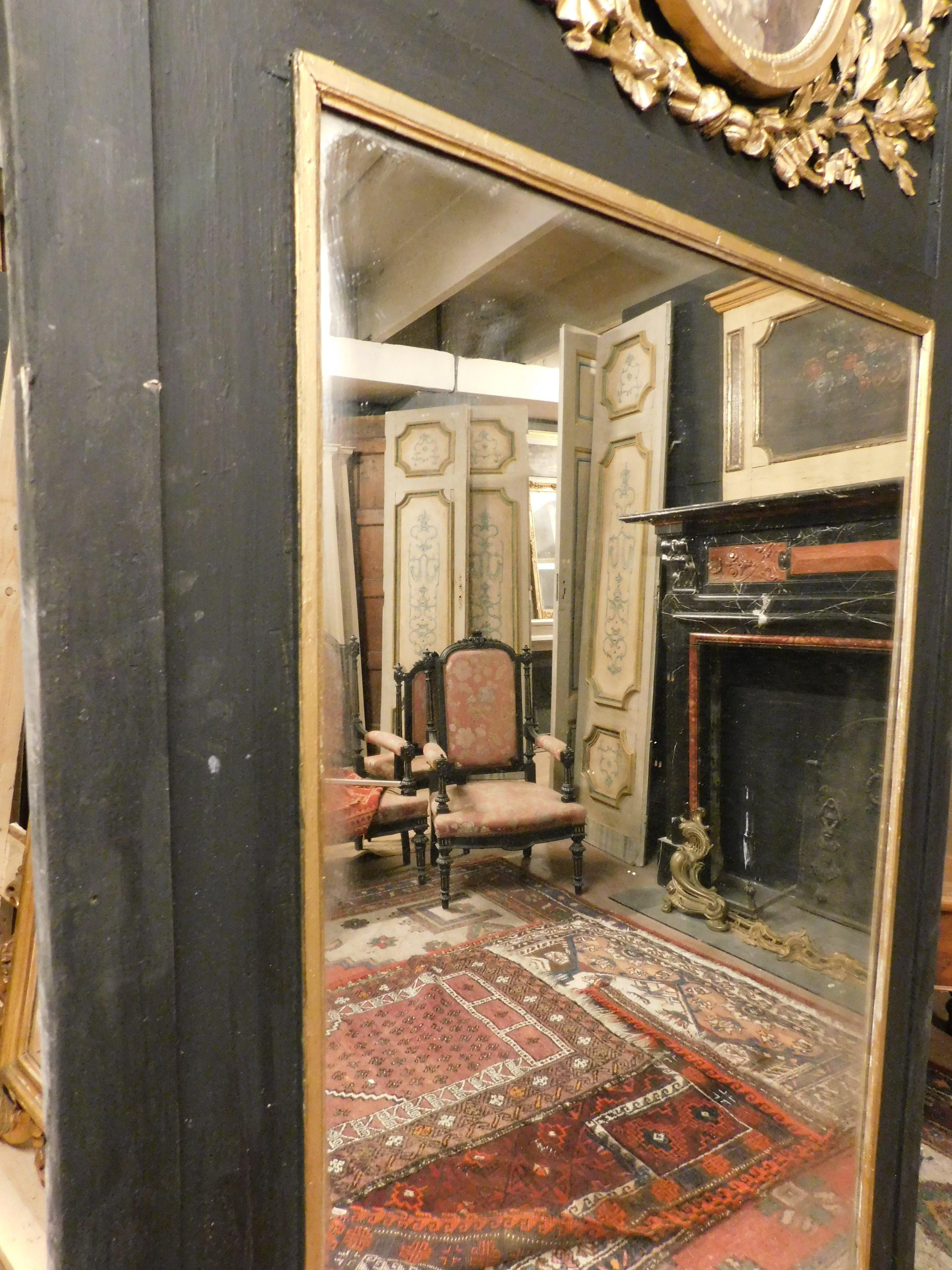 Big Mirror black lacquered wood, gilded carvings and painting dame, Italy For Sale 3
