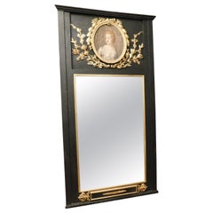 Specchio grande in legno laccato nero, intagli dorati e pittura dama, Italia