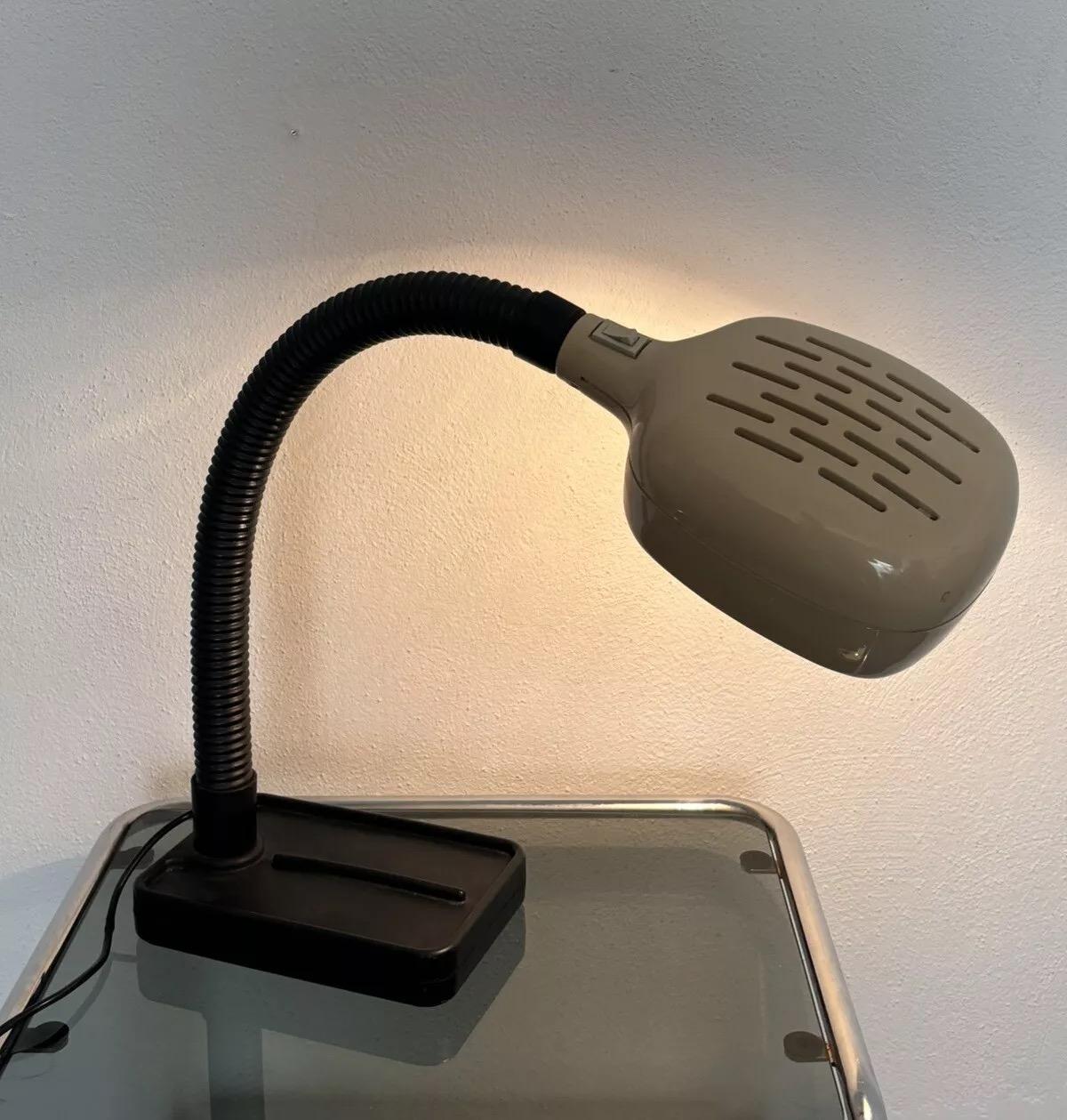 BIG MODEL 144 STUDIO LAMP BY NEOLT, ITALY 80S.

Plastic frame, swiveling arm.

The item is in good conservative condition, there are slight and obvious signs of time due to use and age . (Please see photos)

Measurements


81 x 24 x 14 cm



N.B.: