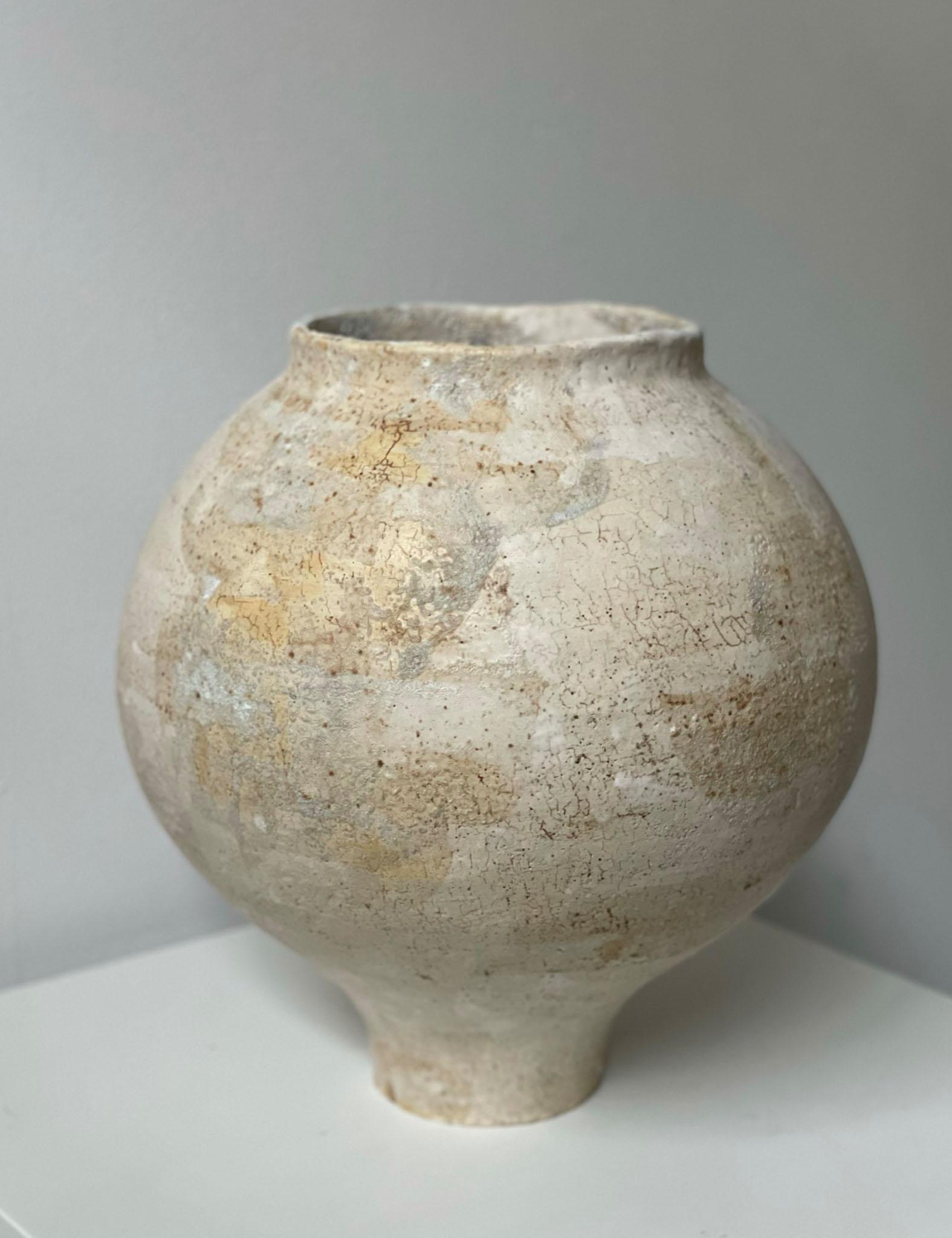 Big Moon II 12 by Jane D'Haene
Dimensions: D 34.2 x W 34.2 x H 35.5 cm
Materials: Ceramic


D-HAENE STUDIO is a Brooklyn-based ceramic and design studio created by artist Jane Yang-D’Haene. Born and raised in Korea, Jane draws inspiration from