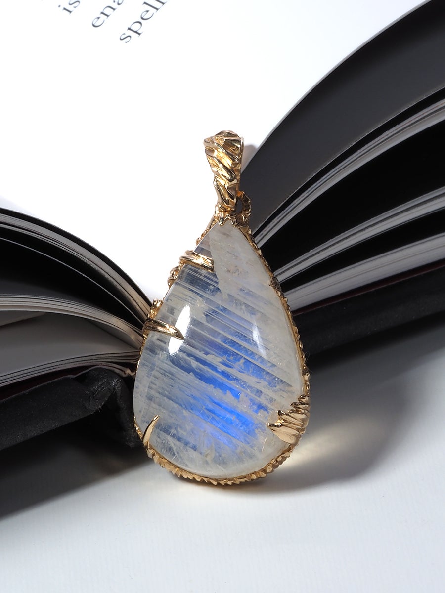 Big Moonstone Yellow Gold Pendant Stripe Pattern Drop Shape Cabochon Magic Power For Sale