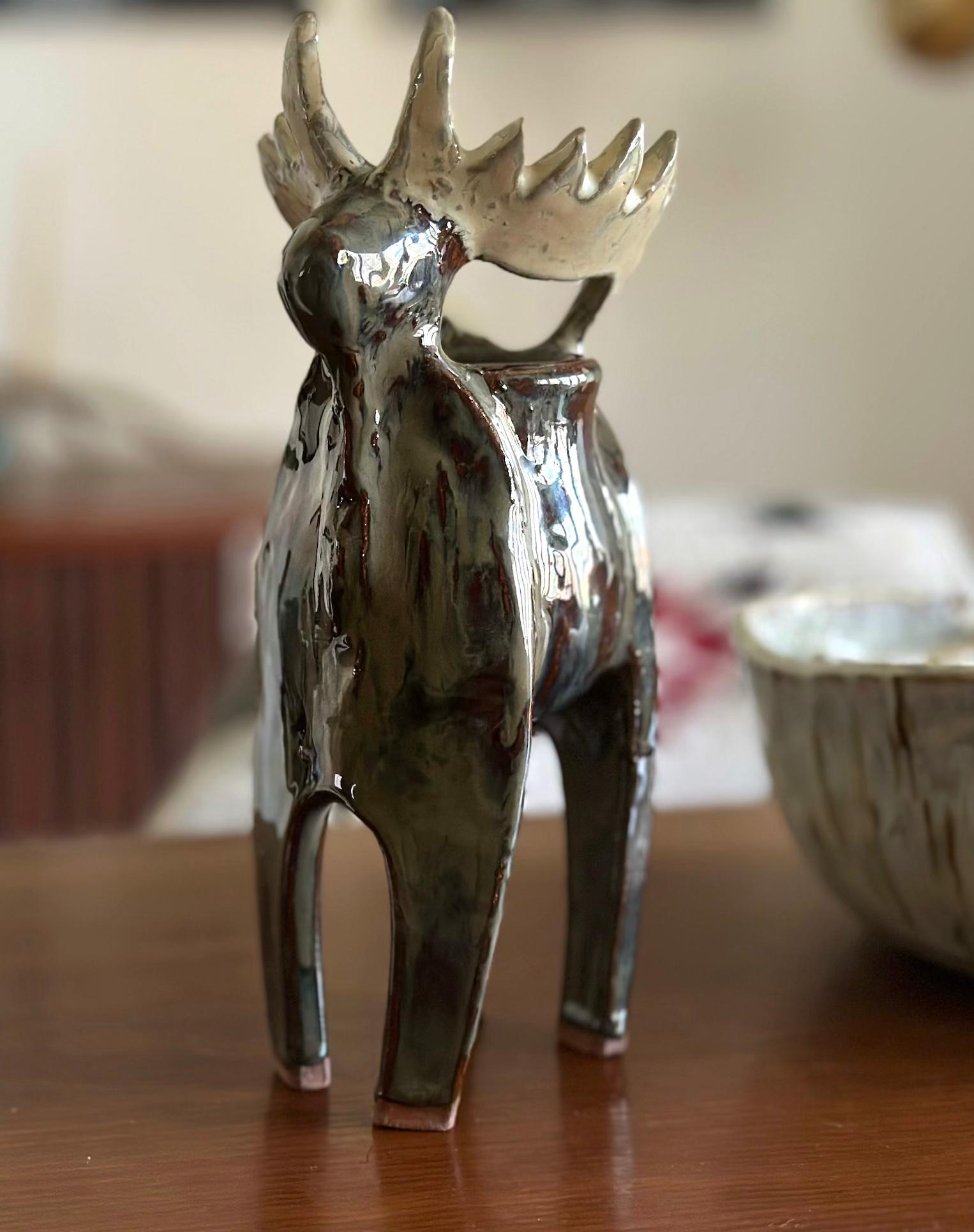 Jesse FALES, Vaso Big Moose, gres e smalto di rame e smalto marrone Grey Blue, 2024. 

Questo vaso o portacandele realizzato a mano trasmette la semplicità, la forza e la purezza dell'alce. Realizzato a mano nella zona di Yellowstone.  Fatto a mano;