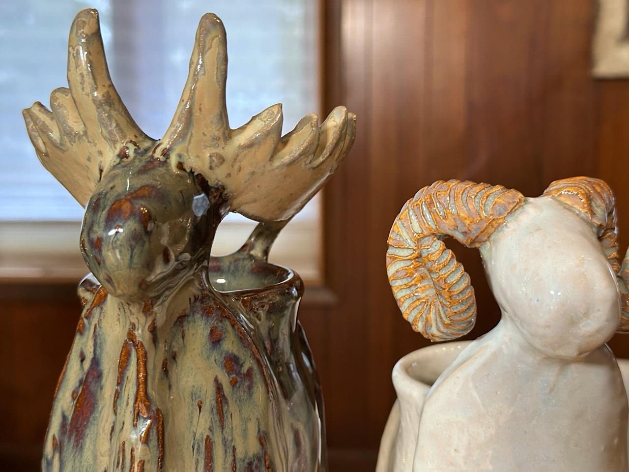 Arte popolare Vaso Big Moose in ceramica (Yellowstone) Gres, smalto lucido blu rame marrone in vendita