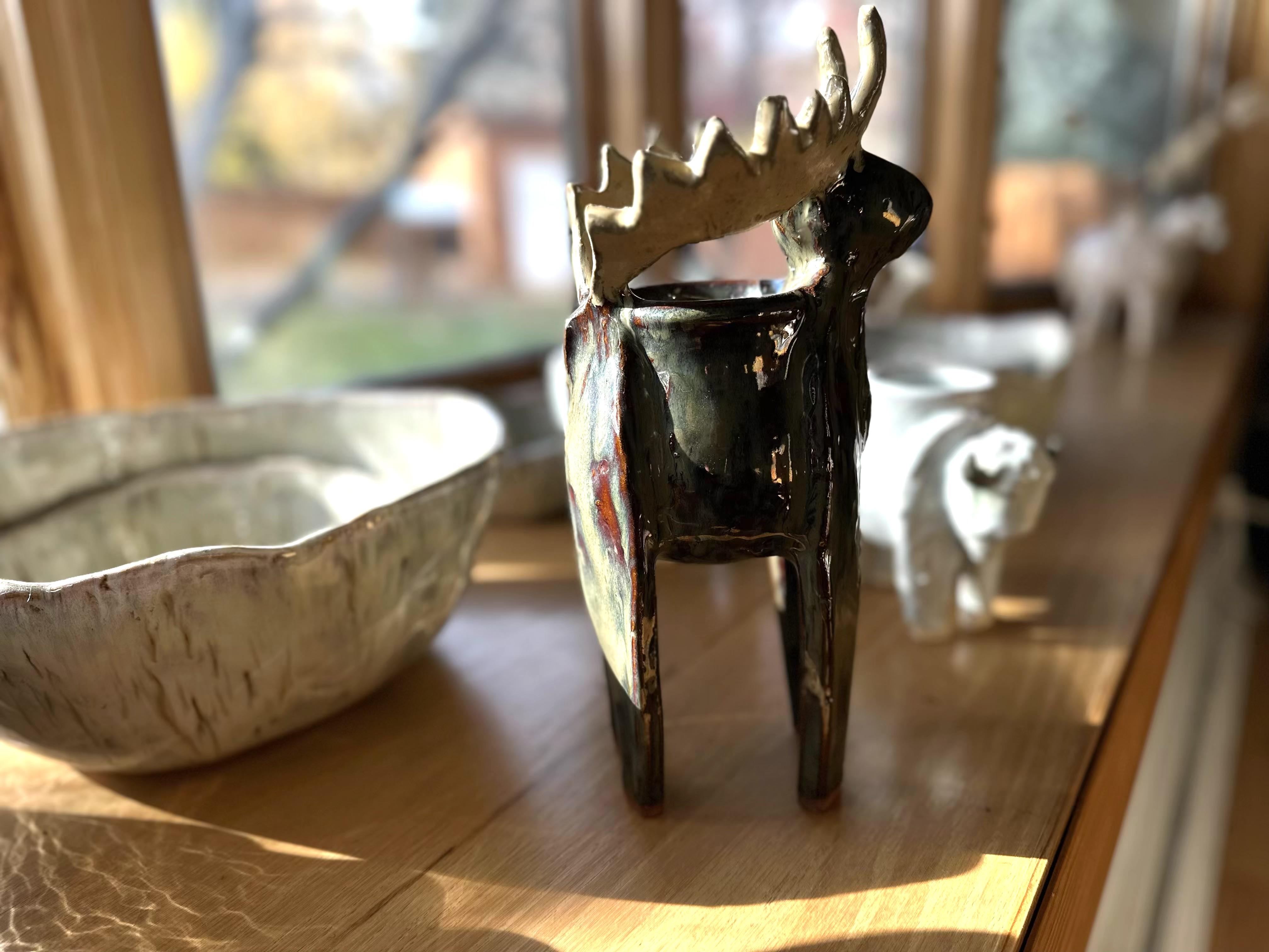 XXI secolo e contemporaneo Vaso Big Moose in ceramica (Yellowstone) Gres, smalto lucido blu rame marrone in vendita