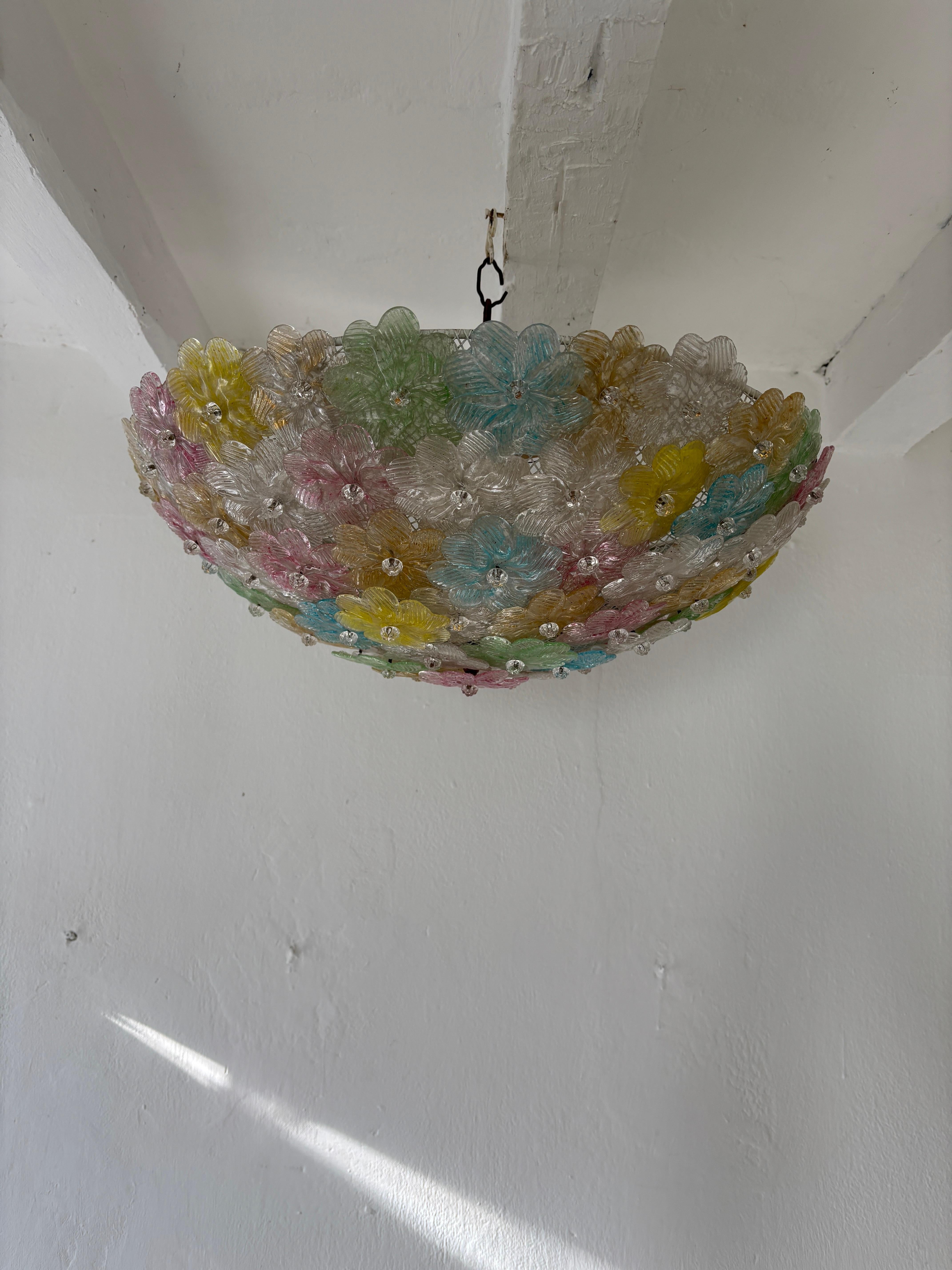 Carcasa 3 luces. Se volverá a cablear gratuitamente con enchufes certificados UL US para EE.UU. y enchufes adecuados para el resto de países, y estará listo para colgar. Maravillosas flores de Murano de colores y tornillos superiores de cristal de