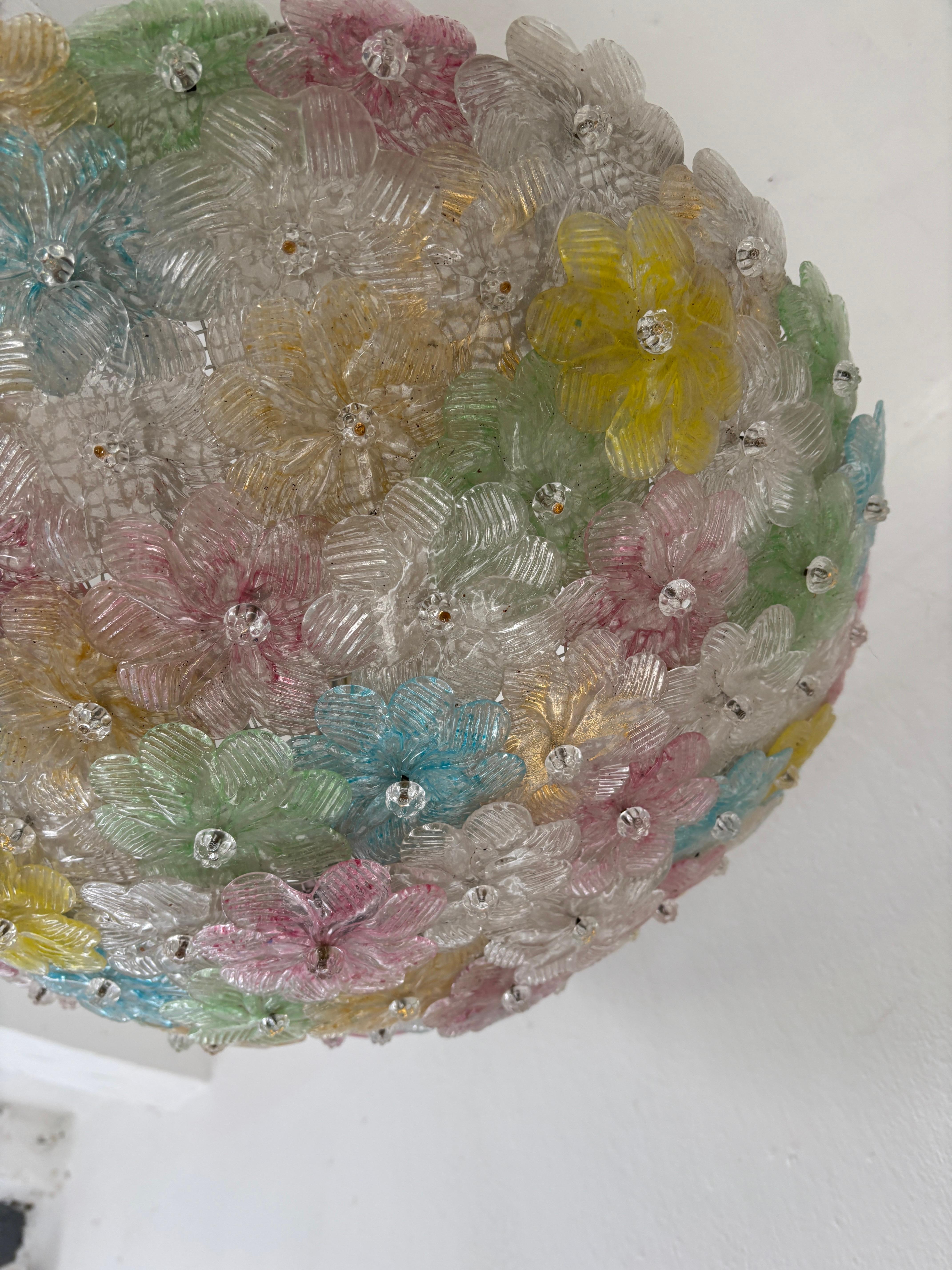 Gran araña empotrable multicolor Barovier & Toso Flores de Murano de mediados de siglo Italiano en venta