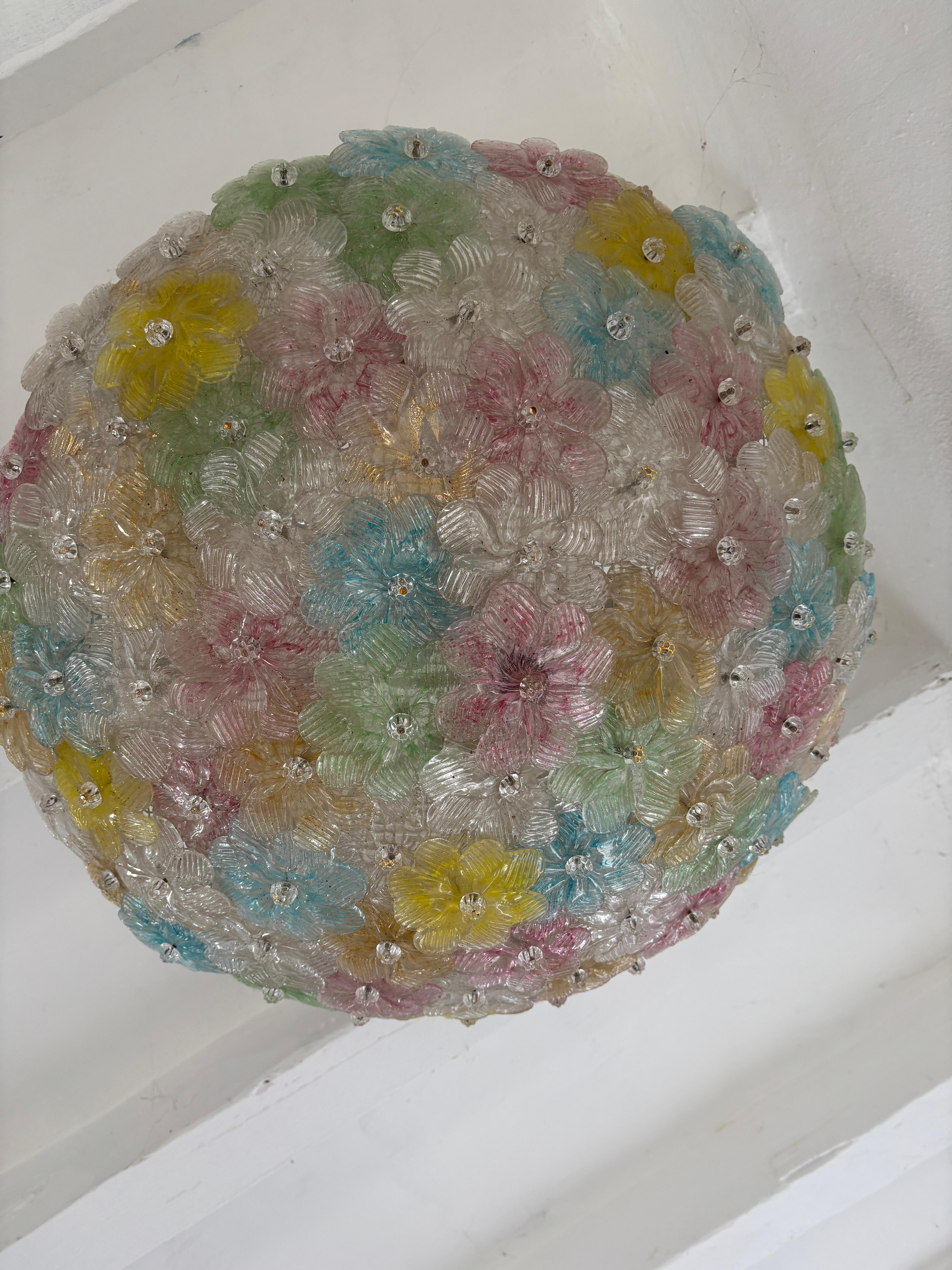 Gran araña empotrable multicolor Barovier & Toso Flores de Murano de mediados de siglo Cristal de Murano en venta