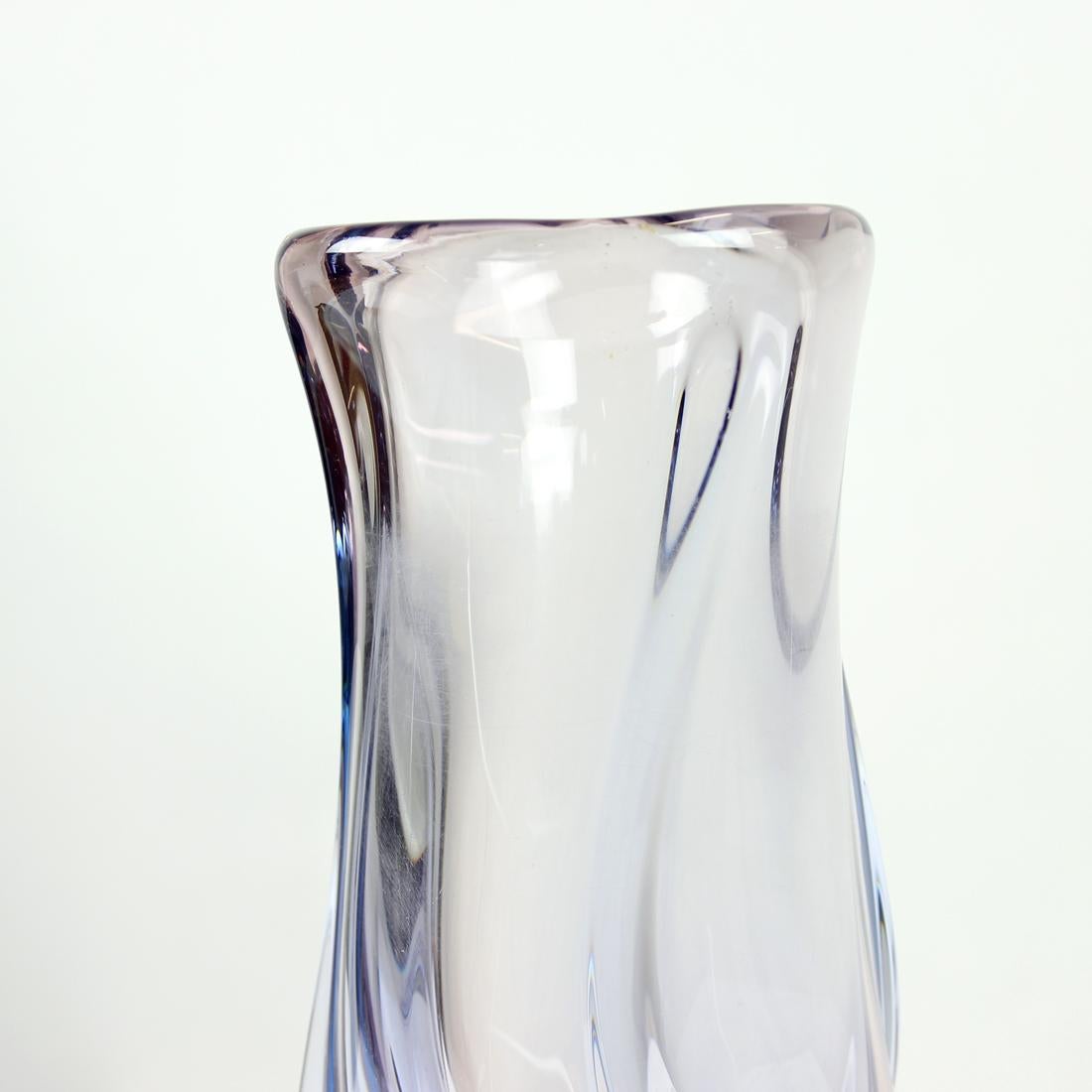 Milieu du XXe siècle Grand vase en verre de Murano par Hospodka, Tchécoslovaquie, années 1960 en vente