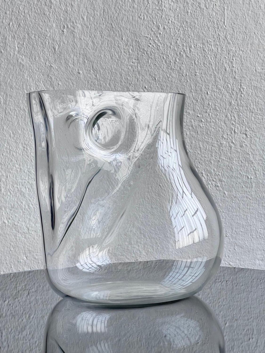 Alfredo Barbini’s lifed crossed the whole 20th century, and left an indelible mark on the craft of Murano Glass. Initially master glassmaker at Zecchin & Martinuzzi, then founder at Vamsa and eventually of his namesake furnace, Barbini created some
