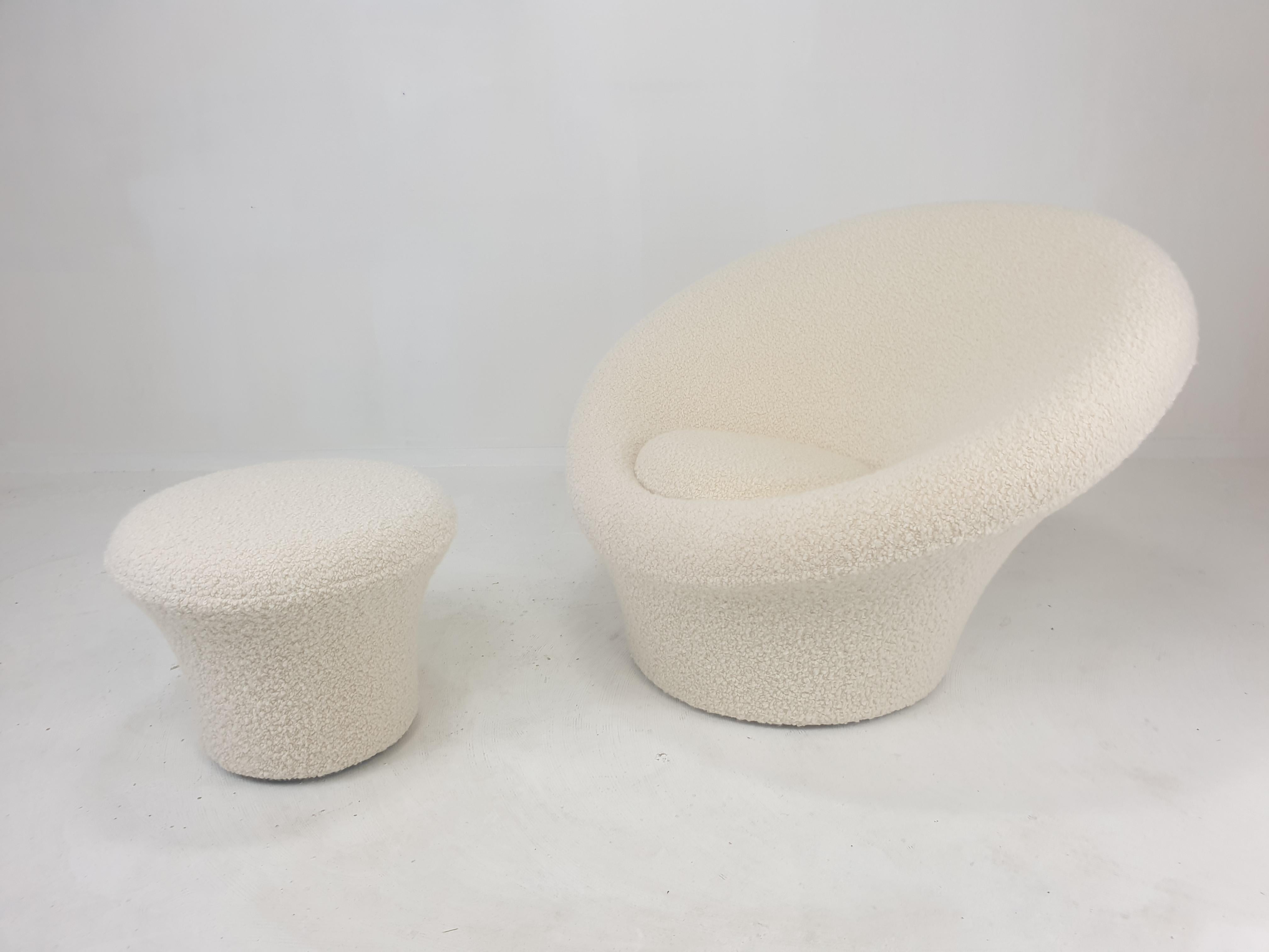 Comfort at the utmost! 
This stunning Big Mushroom set is designed by Pierre Paulin in the beginning of the 60's.
It is fabricated by Artifort.

Covered with lovely and high quality Italian bouclé fabric.
Very soft and cosy because the fabric is