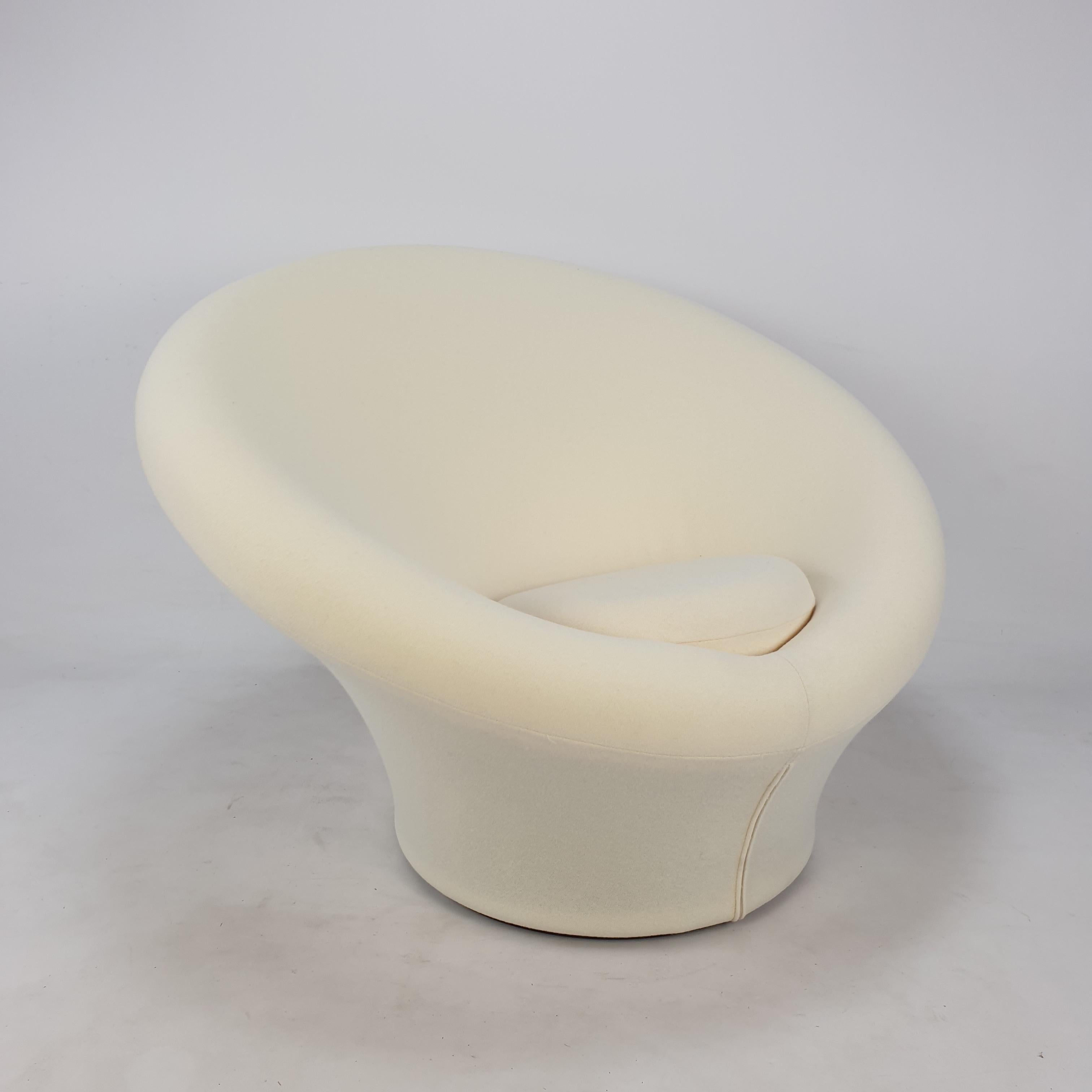 Chaise champignon Artifort extrêmement confortable et accueillante, conçue par Pierre Paulin dans les années 60. Cette jolie chaise est recouverte du tissu original en laine Tonus de Kvadrat, couleur 0100 (blanc). Il s'agit d'une chaise neuve, elle