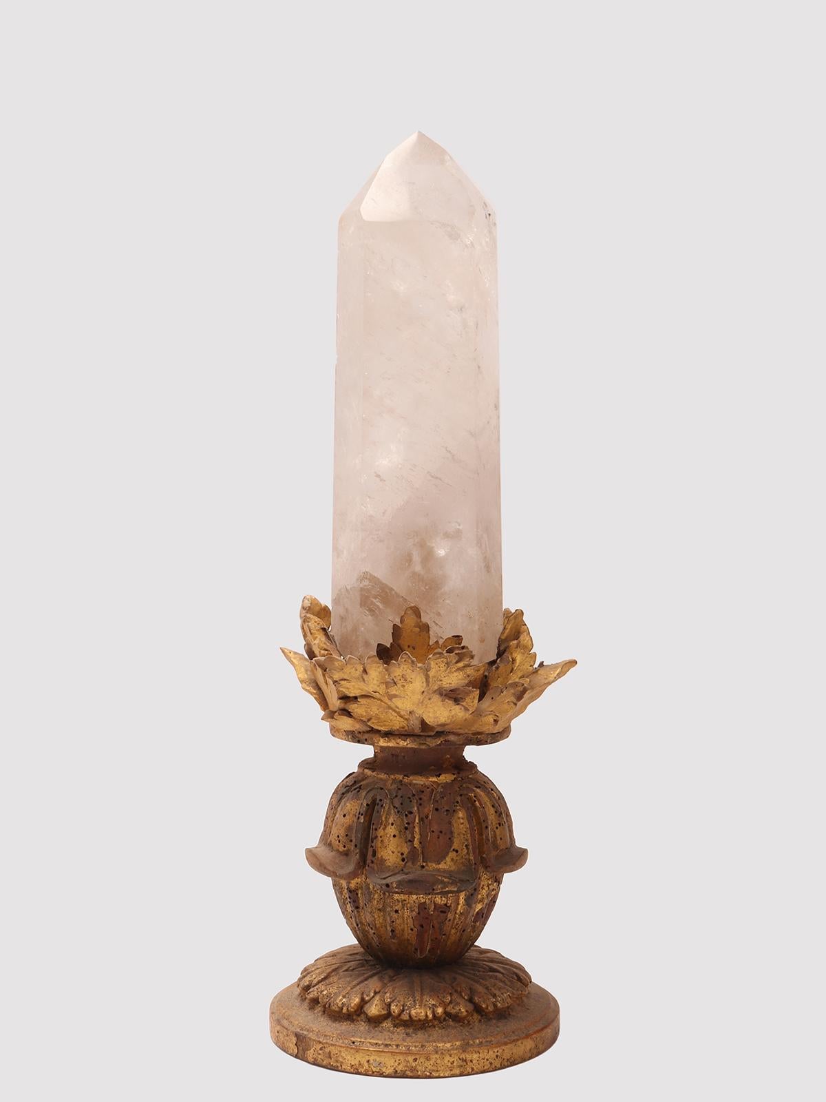 Eine Naturalia-Mineralprobe. Ein großer Bergkristall auf einem geschnitzten Holzsockel, vergoldet mit geschnitzten Blättern. Italien 1870.