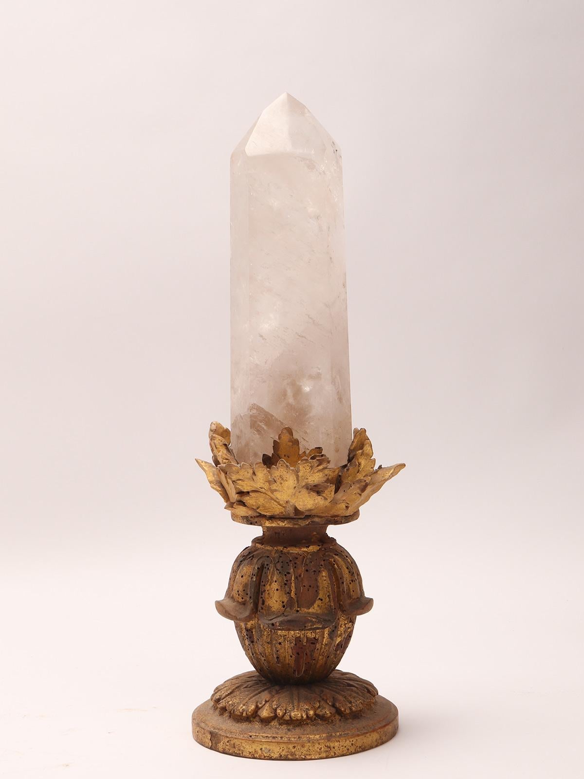 Großes natürliches Exemplar eines Bergkristalls, Sockel aus vergoldetem Holz, Italien 1870. (Italienisch) im Angebot
