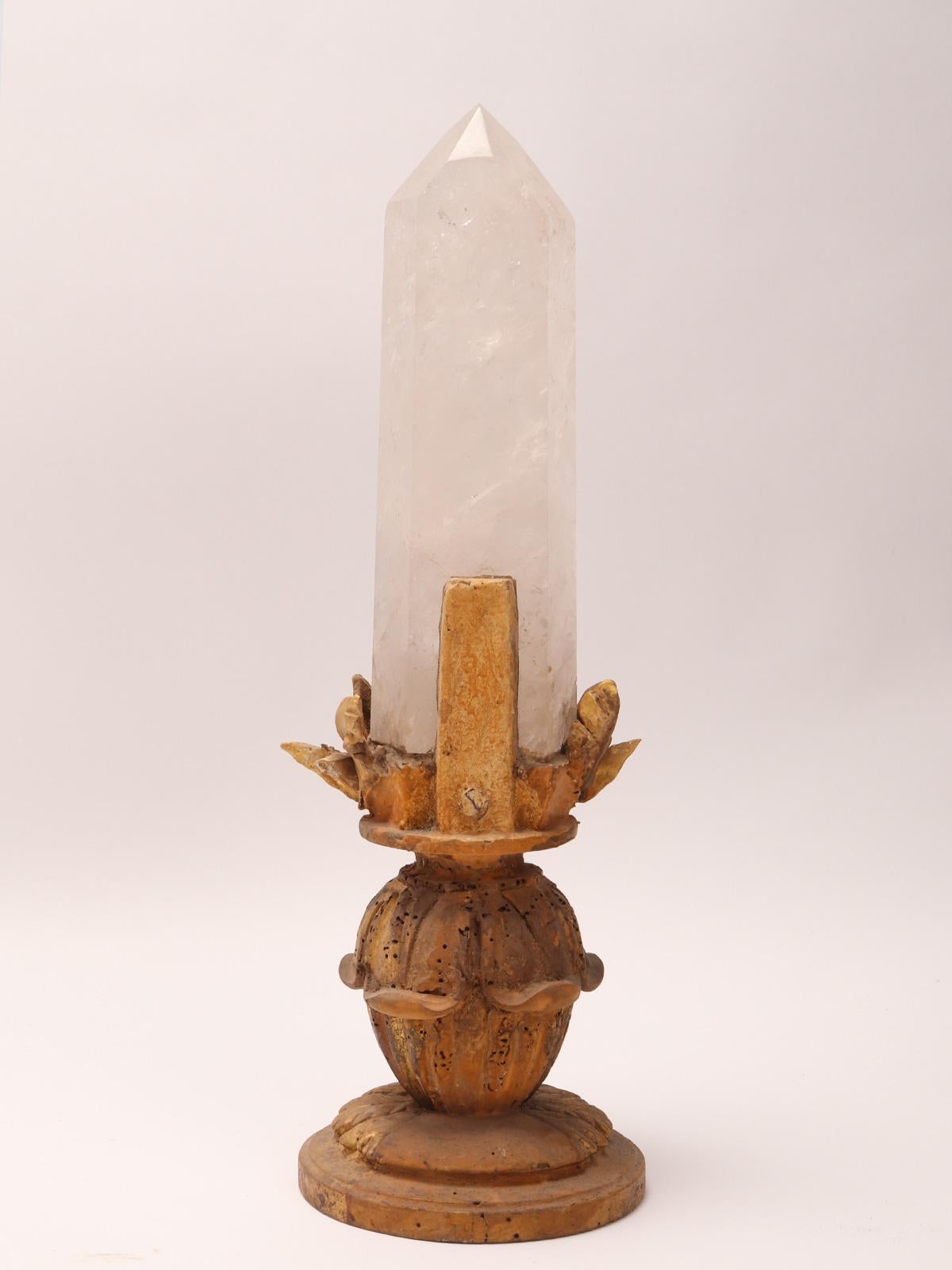 Großes natürliches Exemplar eines Bergkristalls, Sockel aus vergoldetem Holz, Italien 1870. (19. Jahrhundert) im Angebot