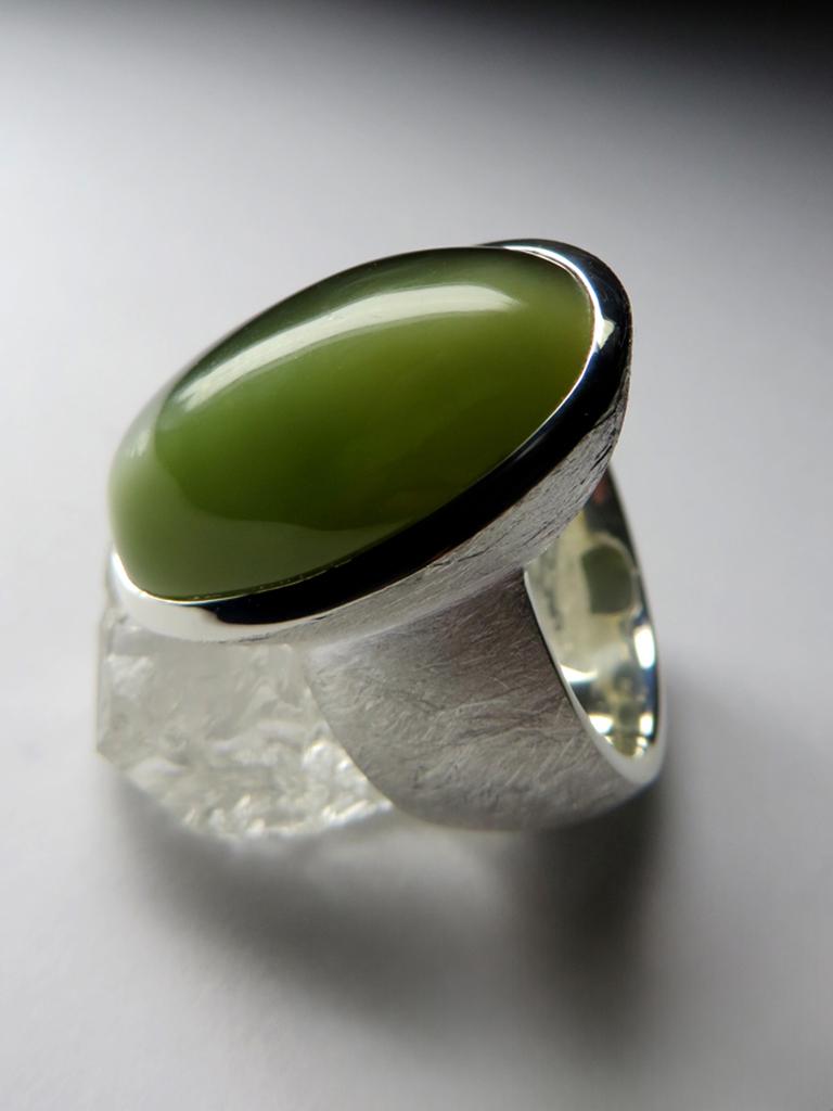 Big Nephrite Cat's Eye Scratched Silver Ring Yellowish Green Jade Gemstone In New Condition For Sale In Berlin, DE
