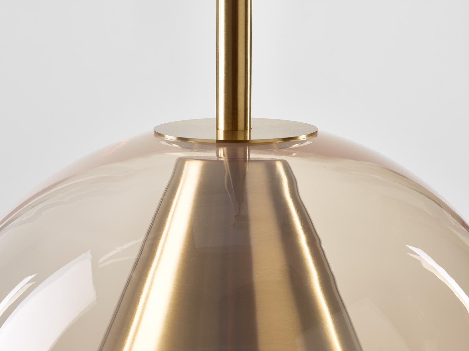 Tchèque Grande lampe à suspension Kono couleur chair neutre par Dechem Studio en vente