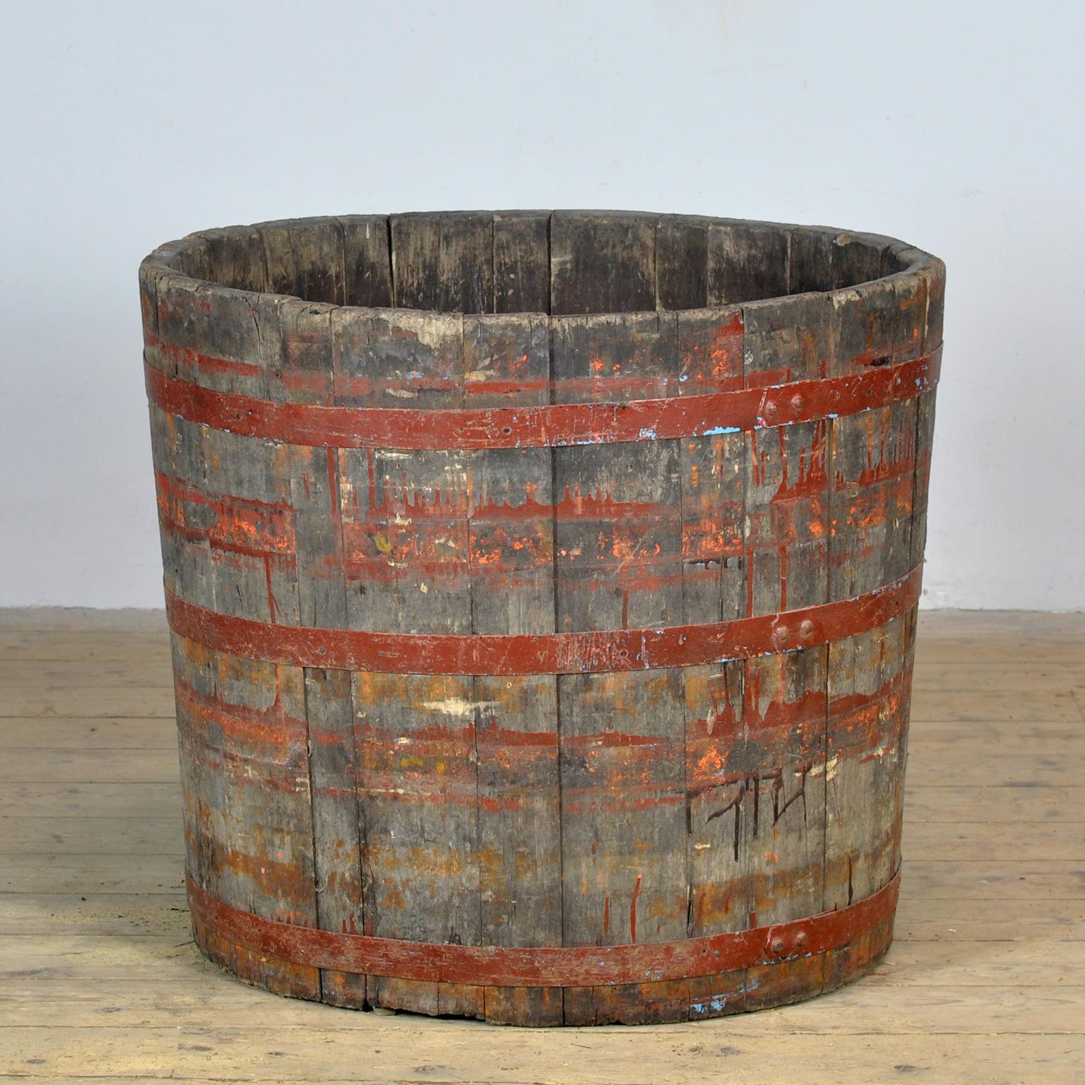 Authentic oak storage barrel with a robust and rustic appearance. This sturdy barrel is made of solid oak wood and reinforced with iron bands for extra durability. The natural aging of the wood gives it a characterful, vintage look. Perfect to use