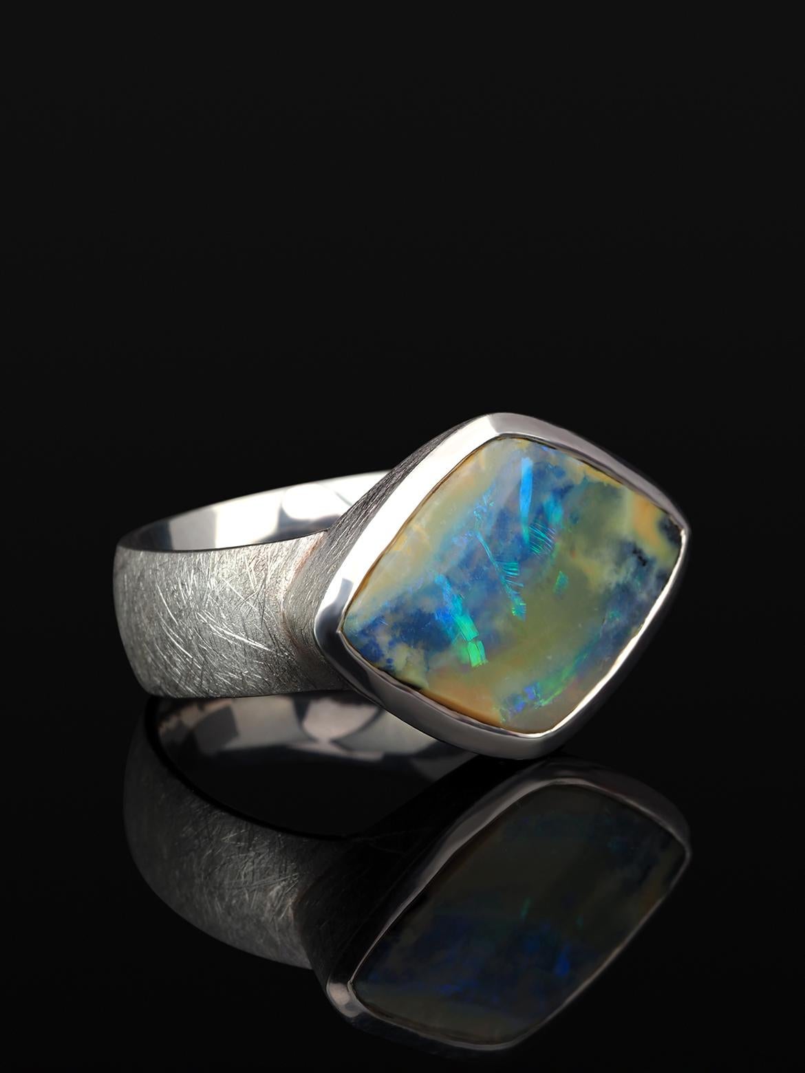 Anello d'argento Opale grande Bicolore Blu Giallo Australiano Gioielli Unisex In condizioni Nuovo in vendita a Berlin, DE