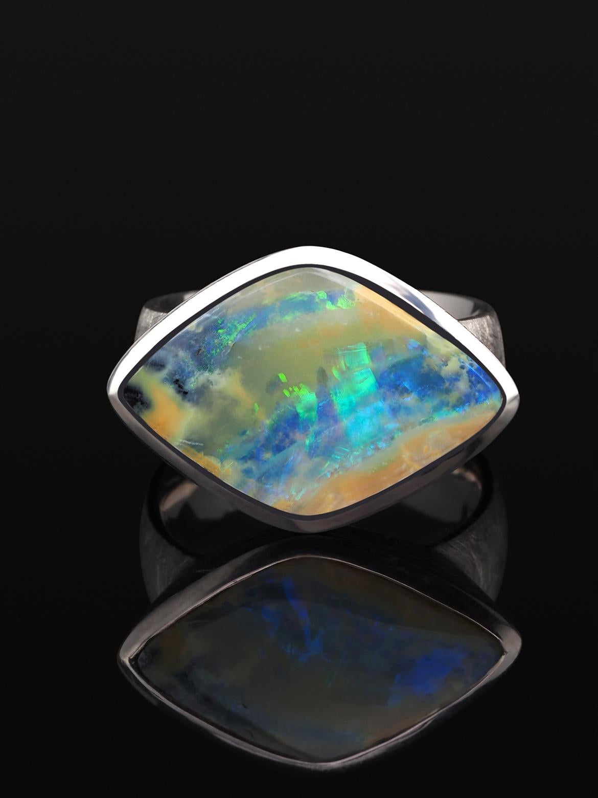 Artigiano Anello d'argento Opale grande Bicolore Blu Giallo Australiano Gioielli Unisex in vendita