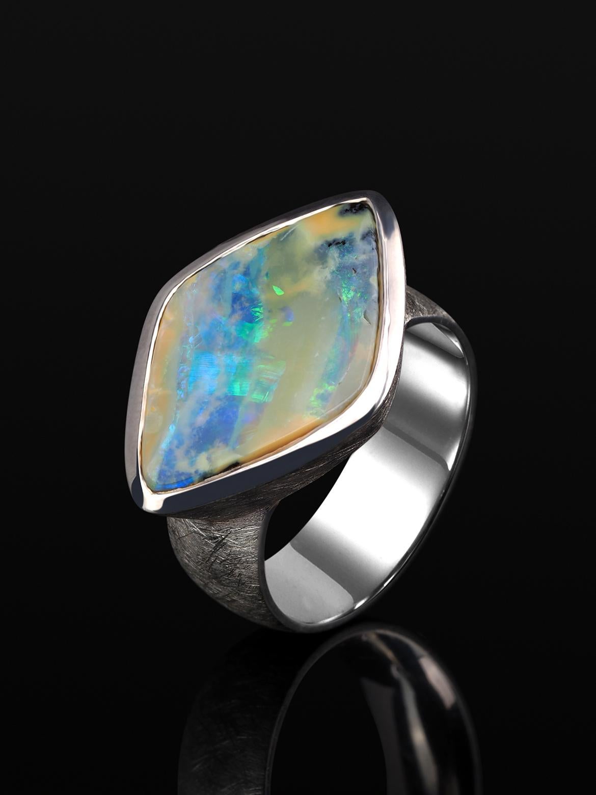 Cabochon Anello d'argento Opale grande Bicolore Blu Giallo Australiano Gioielli Unisex in vendita