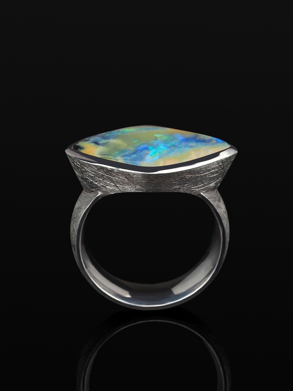 Anello d'argento Opale grande Bicolore Blu Giallo Australiano Gioielli Unisex in vendita 1