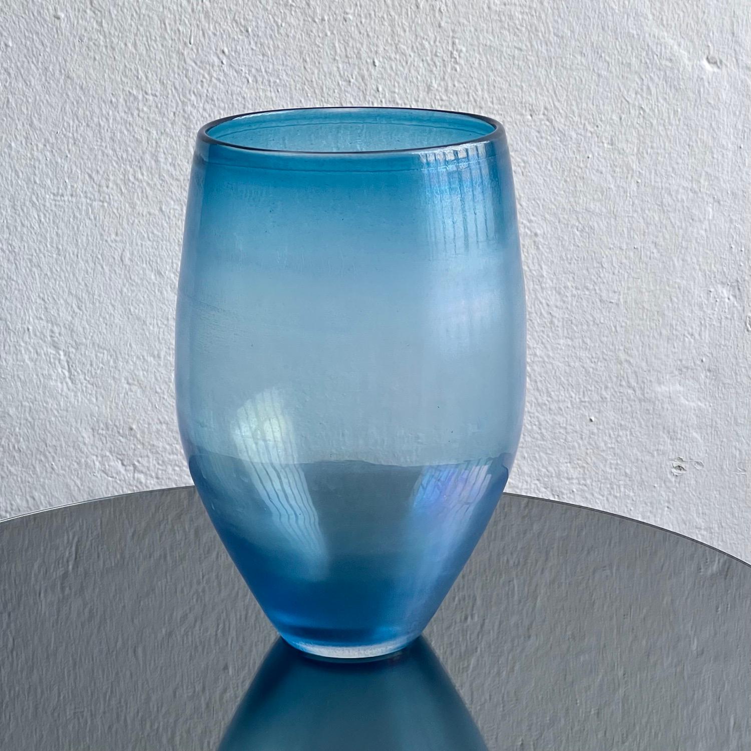 This (very) big Murano vase is a sight to behold. With its unusual shape and matte surface finish, it's already quite not common; but what makes it truly stand out is the color - even though it looks just blue at first, it actually has a mesmerizing