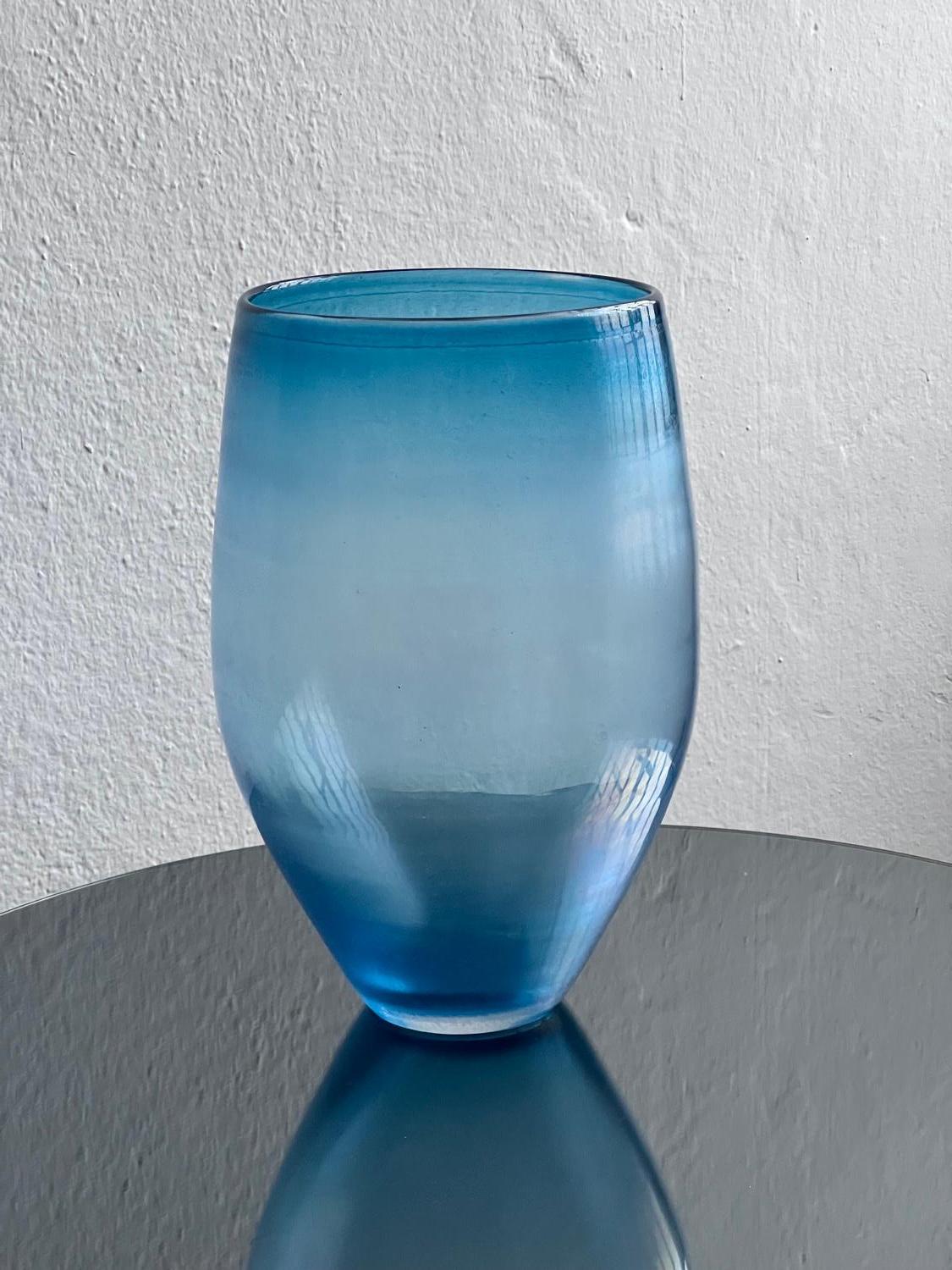 Mid-Century Modern Big Opalescent Vase in Hand Blown Murano Glass, Blue Purple Gold Iridescent For Sale