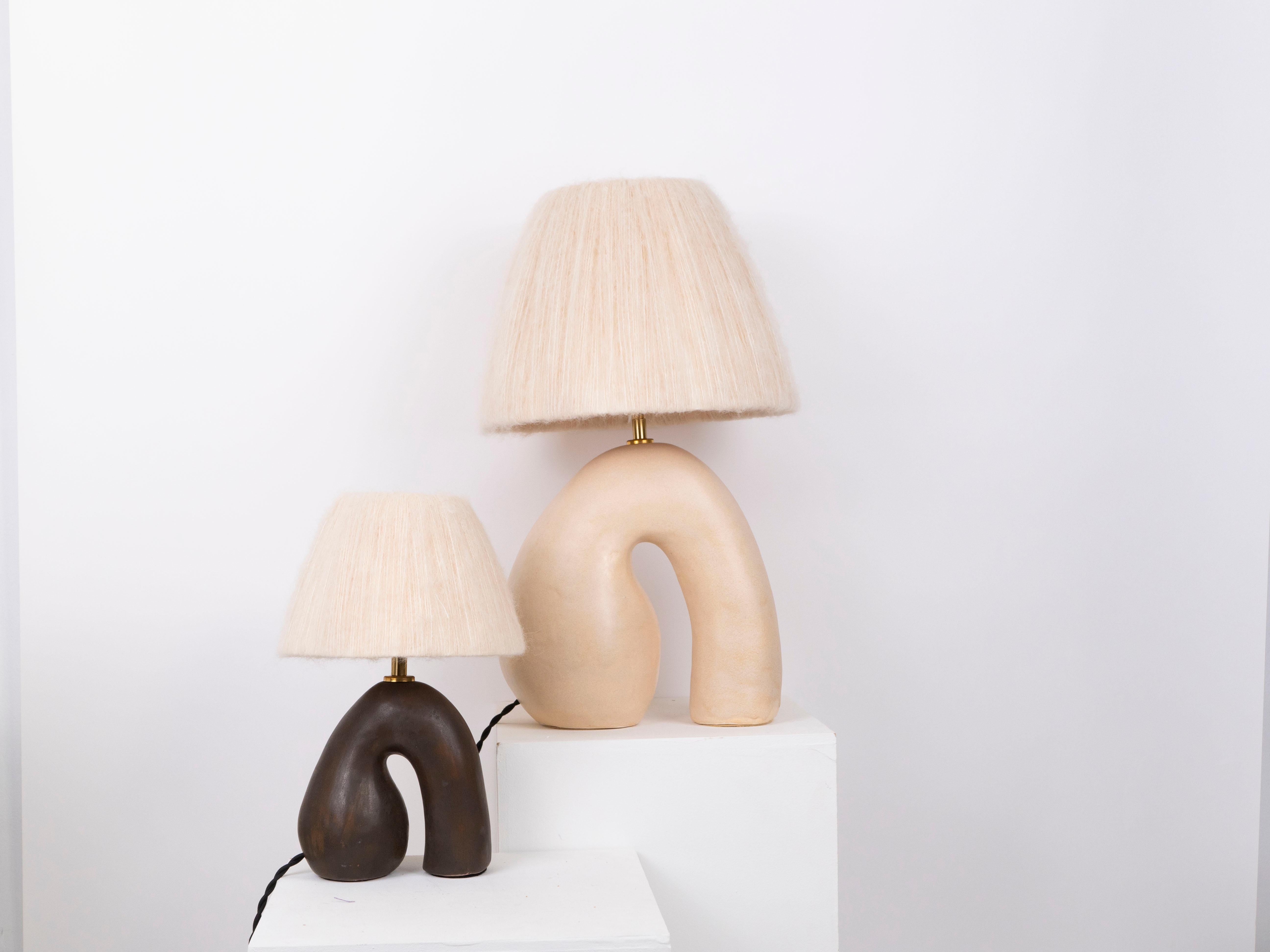 Big Opposée - Matte Pfirsichbasis mit einem sandfarbenen Farbton

Die geschätzte Bearbeitungszeit beträgt 2 Wochen ab Auftragsbestätigung, bei größeren Designs auch länger.

Abgebildet mit einer Mini Globe LED E27 Glühbirne. Glühbirne nicht