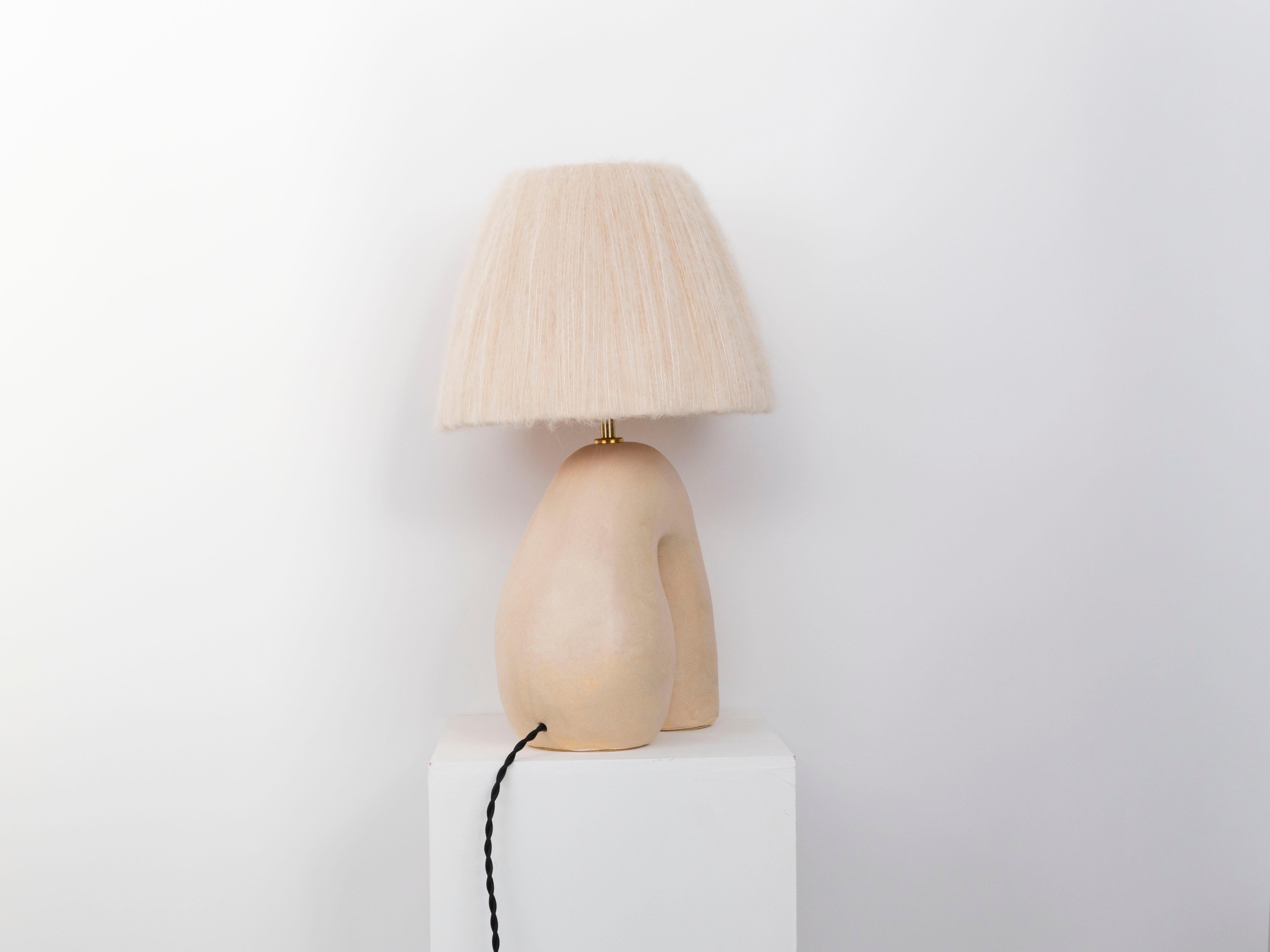 Big Opposée - Matte Pfirsichbasis mit einem sandfarbenen Farbton (Glasiert) im Angebot