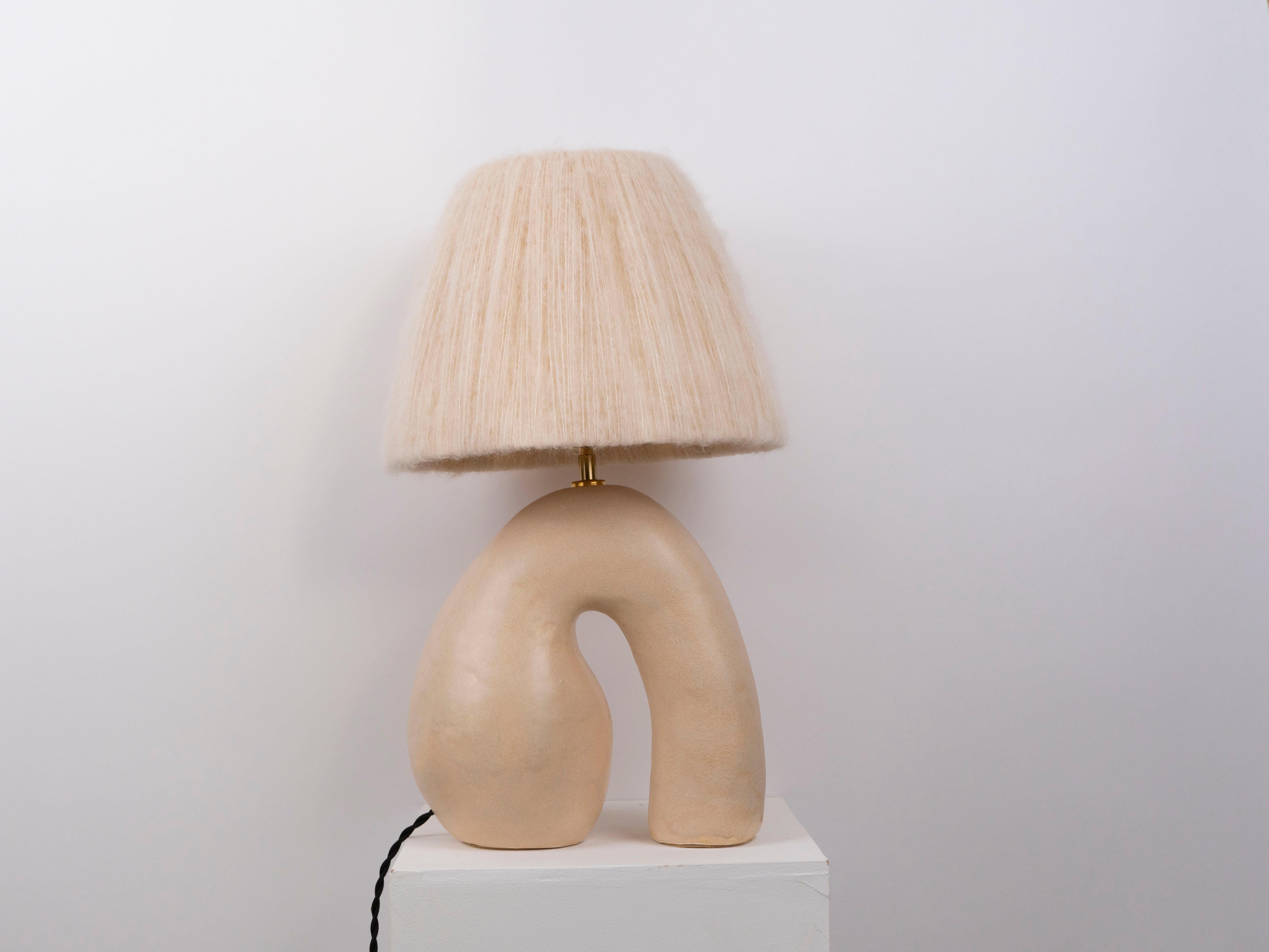Big Opposée - Matte Pfirsichbasis mit einem sandfarbenen Farbton im Zustand „Neu“ im Angebot in London, GB