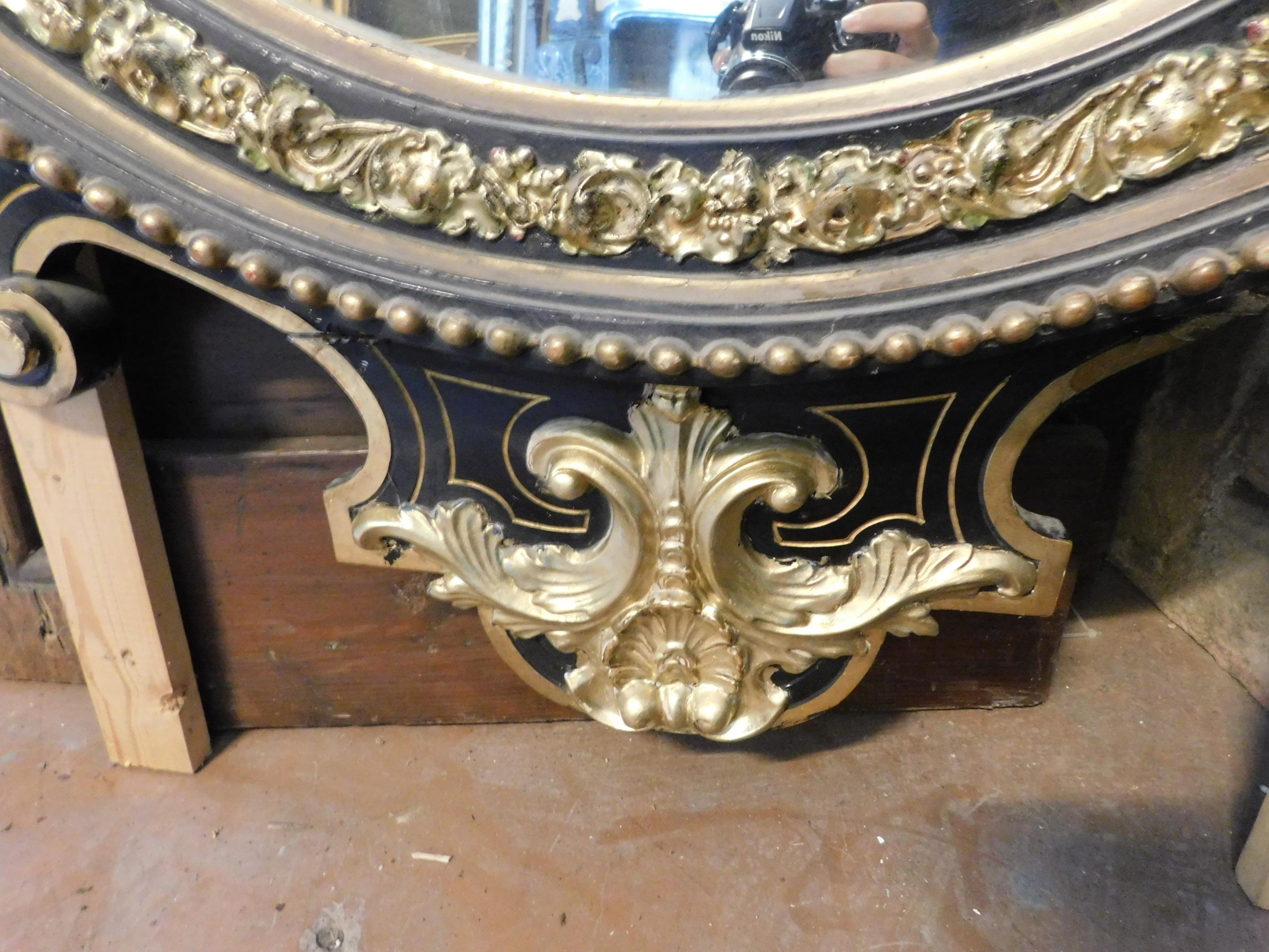 Großer ovaler Spiegel, Schwarz und Gold mit geschnitzten Fransen, Italien, spätes 19. Jahrhundert (Italienisch) im Angebot