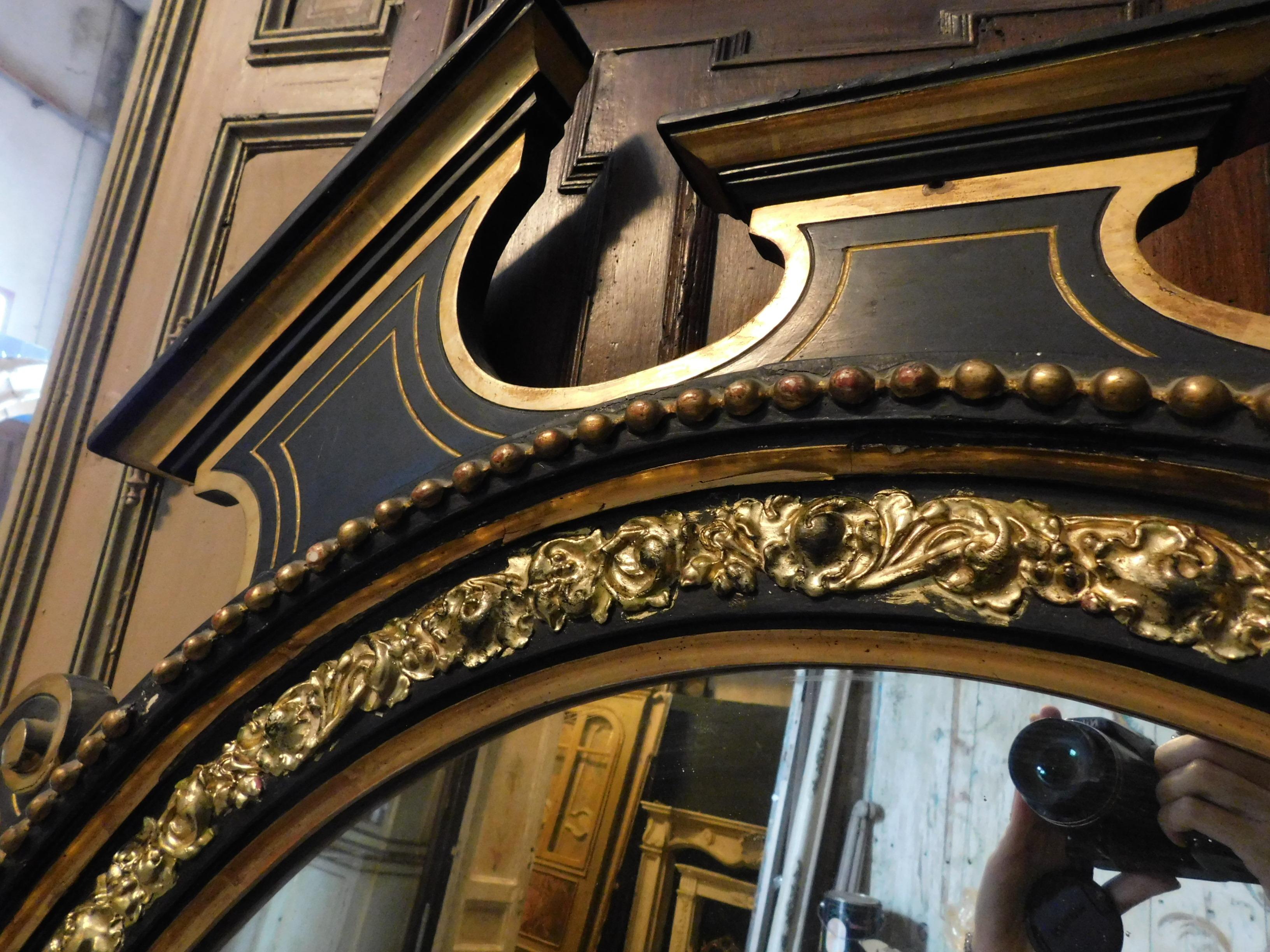 Großer ovaler Spiegel, Schwarz und Gold mit geschnitzten Fransen, Italien, spätes 19. Jahrhundert (Vergoldet) im Angebot