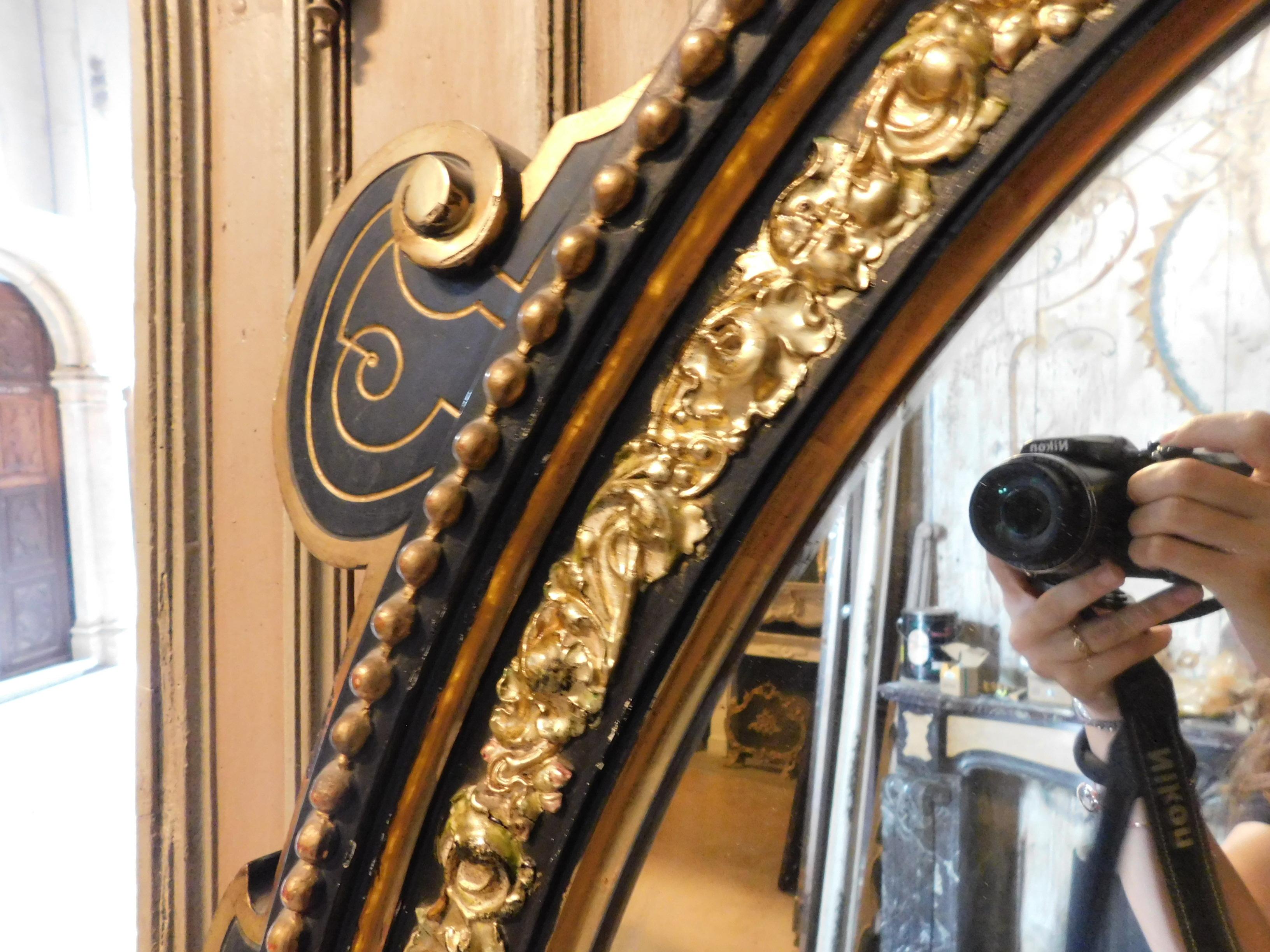 Großer ovaler Spiegel, Schwarz und Gold mit geschnitzten Fransen, Italien, spätes 19. Jahrhundert im Zustand „Gut“ im Angebot in Cuneo, Italy (CN)
