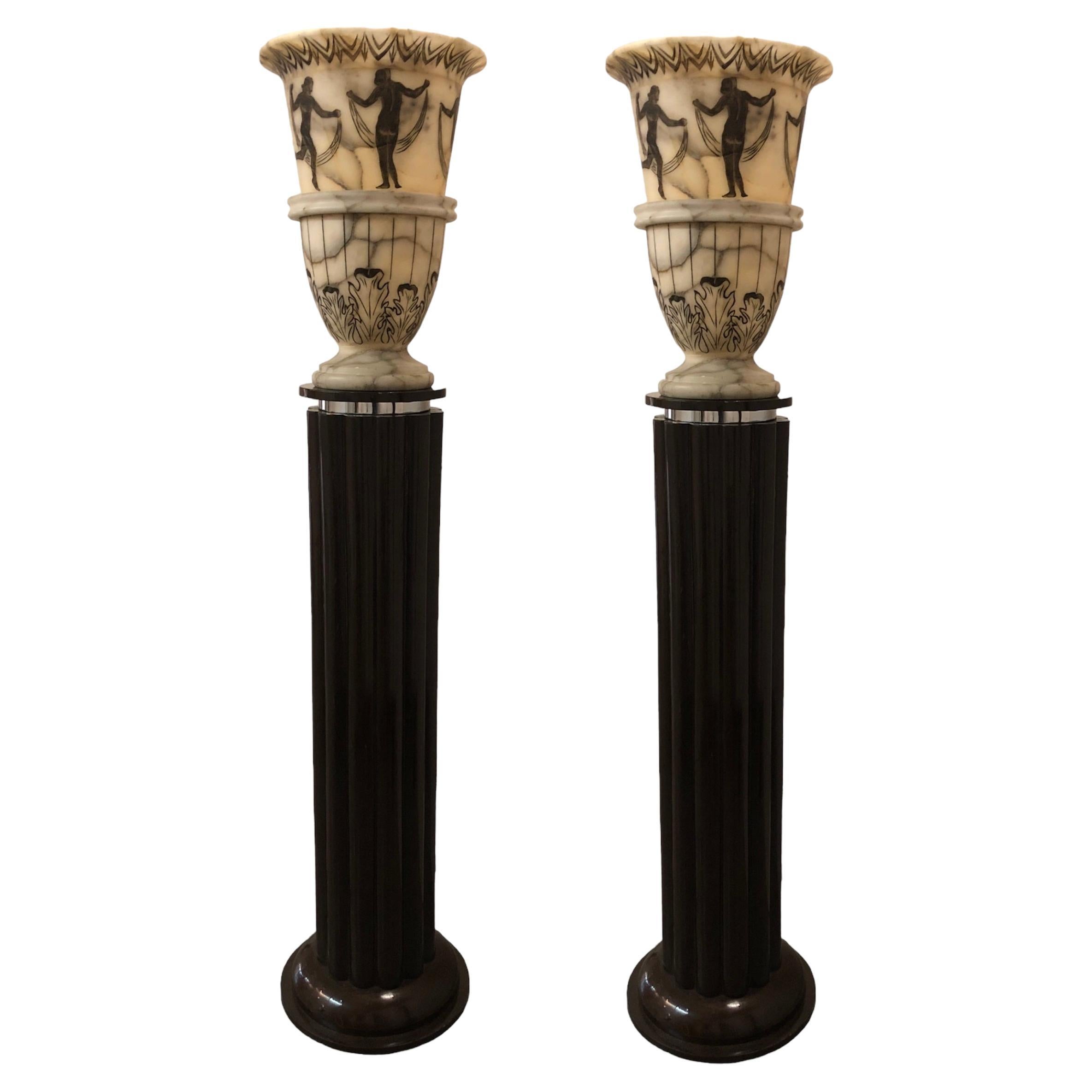 Großes Paar Art-Déco-Stehlampen, Frankreich, Materialien: Holz und Alabaster, 1930