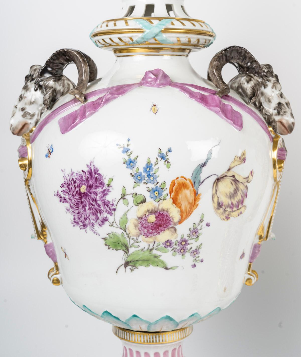 Grande coppia di vasi coperti in porcellana di Berlino, fine XIX secolo o inizio XX secolo, Napoleone III.

Coppia di vasi rivestiti in porcellana di Napoleone III Berlino della fine del XIX secolo o dell'inizio del XX secolo con decorazioni dipinte