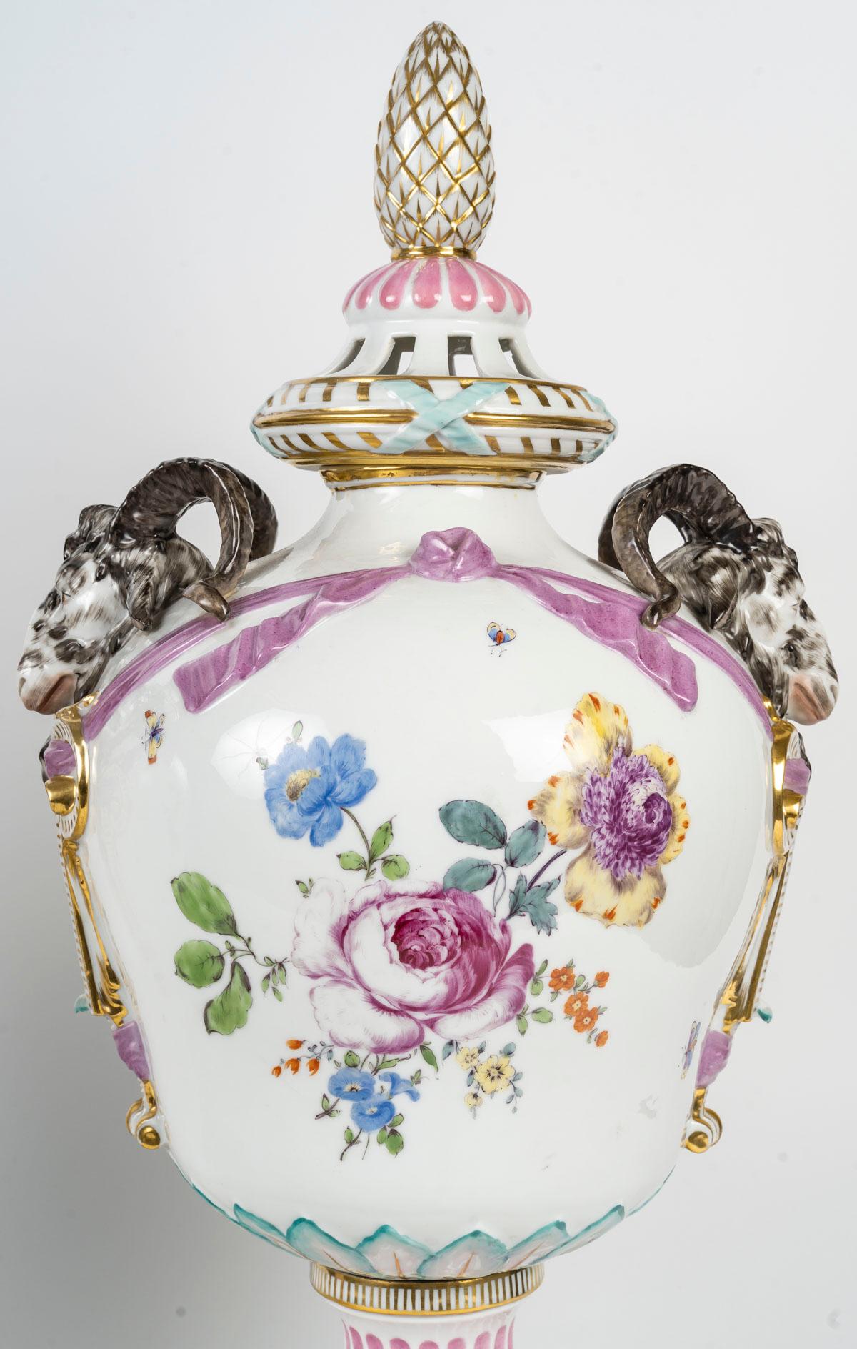 Francese Grande coppia di vasi coperti in porcellana di Berlino, Napoleone III. in vendita