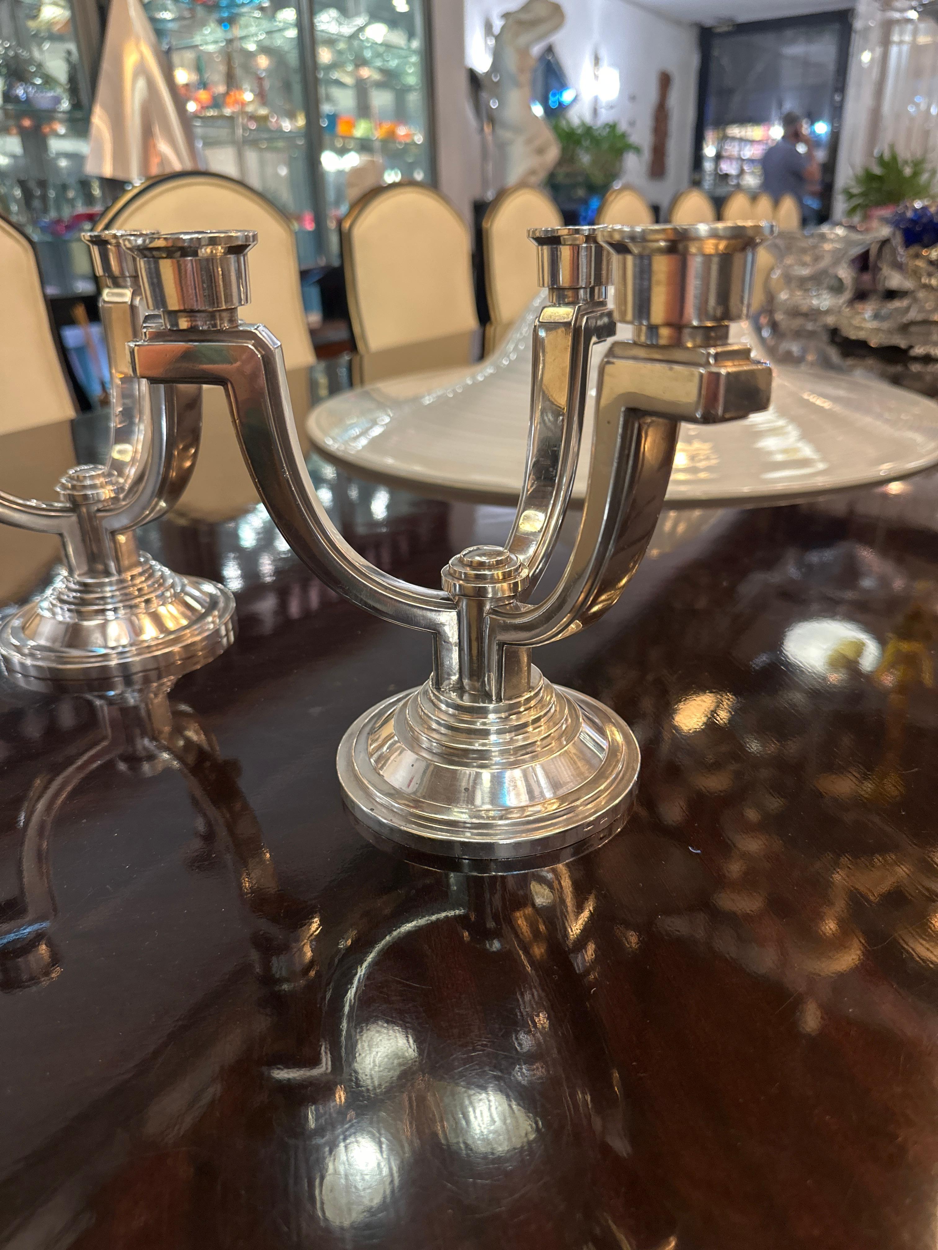 Candelabro

Segno: Bafico Francia
Metallo: bronzo placcato
Dal 1982 siamo specializzati nella vendita di oggetti in stile Art Deco, Art Nouveau e Vintage.
Premendo il pulsante 