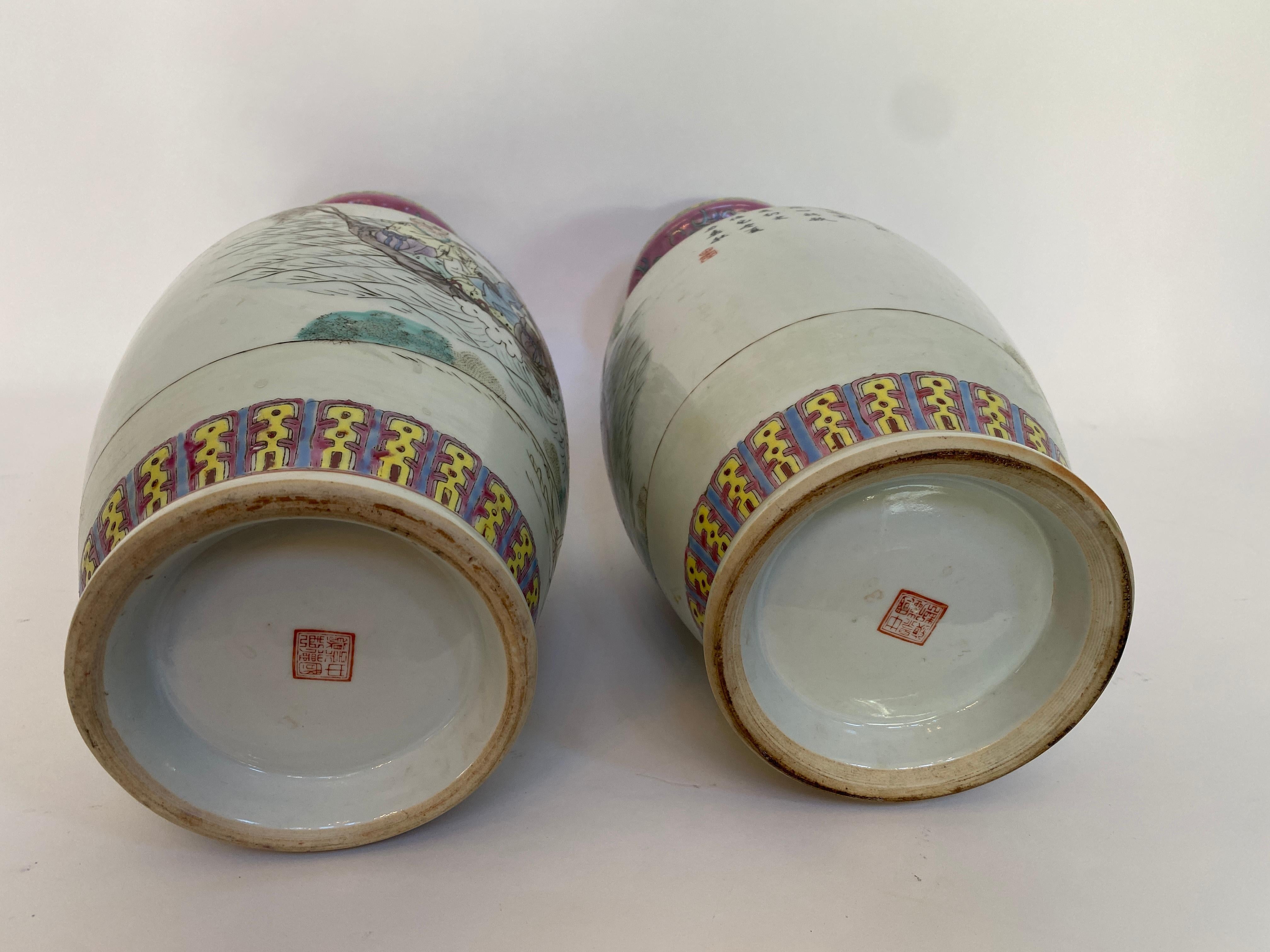 Grande paire de vases chinois en porcelaine peints à la main en vente 1