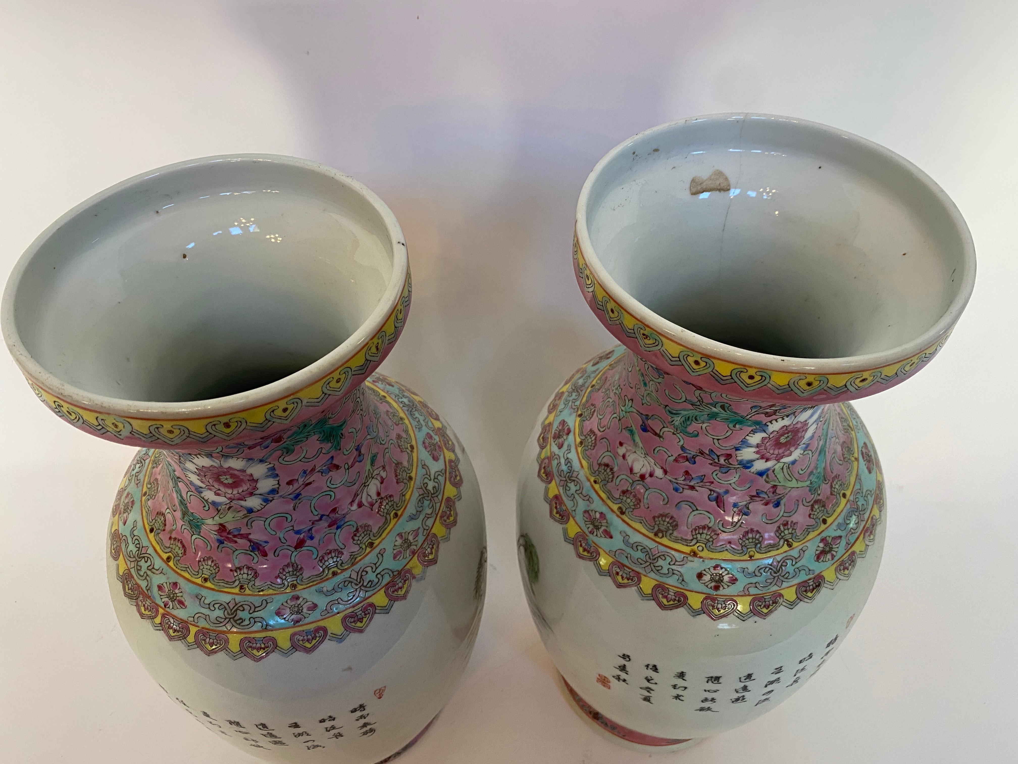 Großes Paar chinesischer handbemalter Porzellanvasen (Art déco) im Angebot