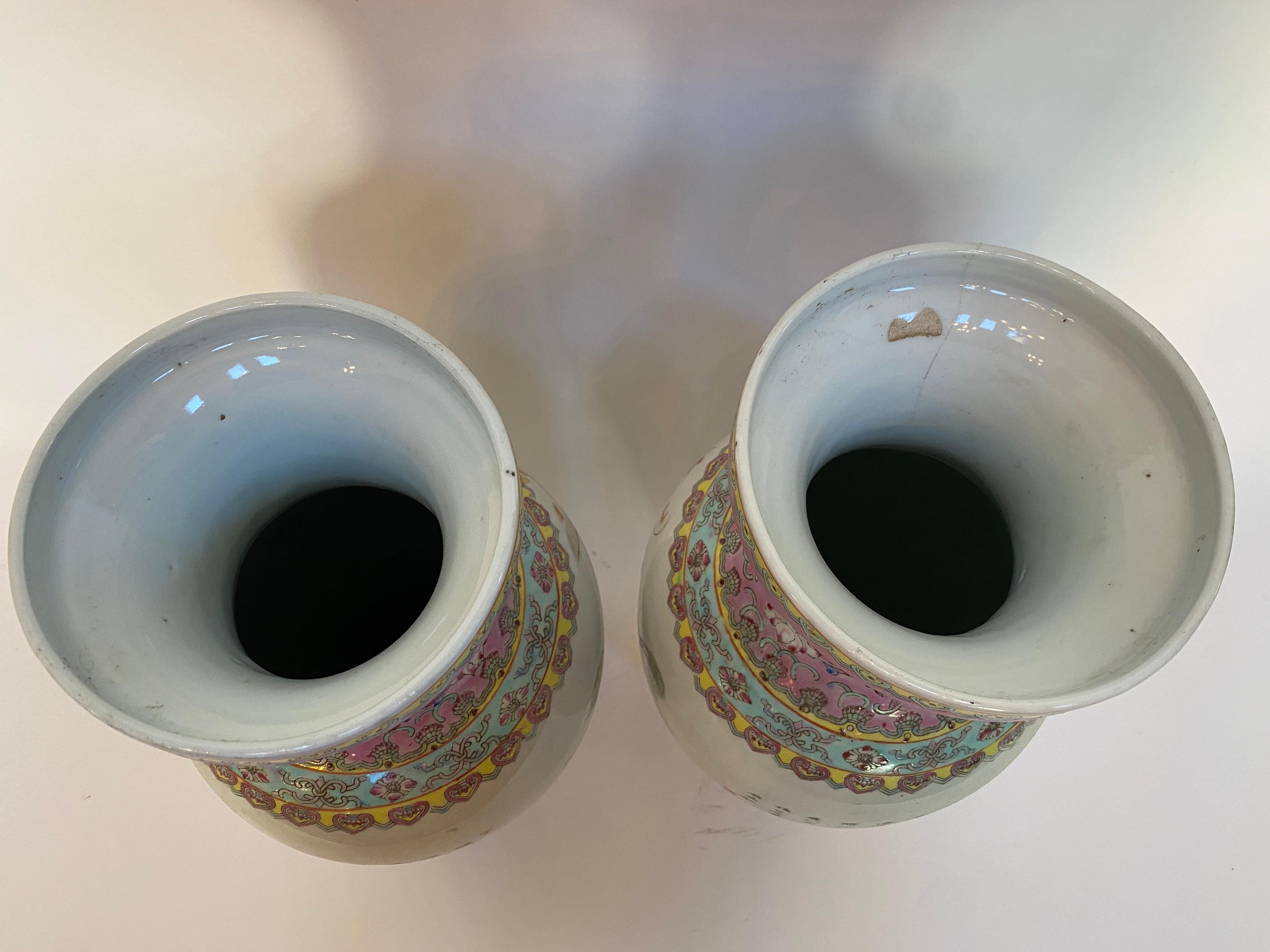 Art déco Grande paire de vases chinois en porcelaine peints à la main en vente