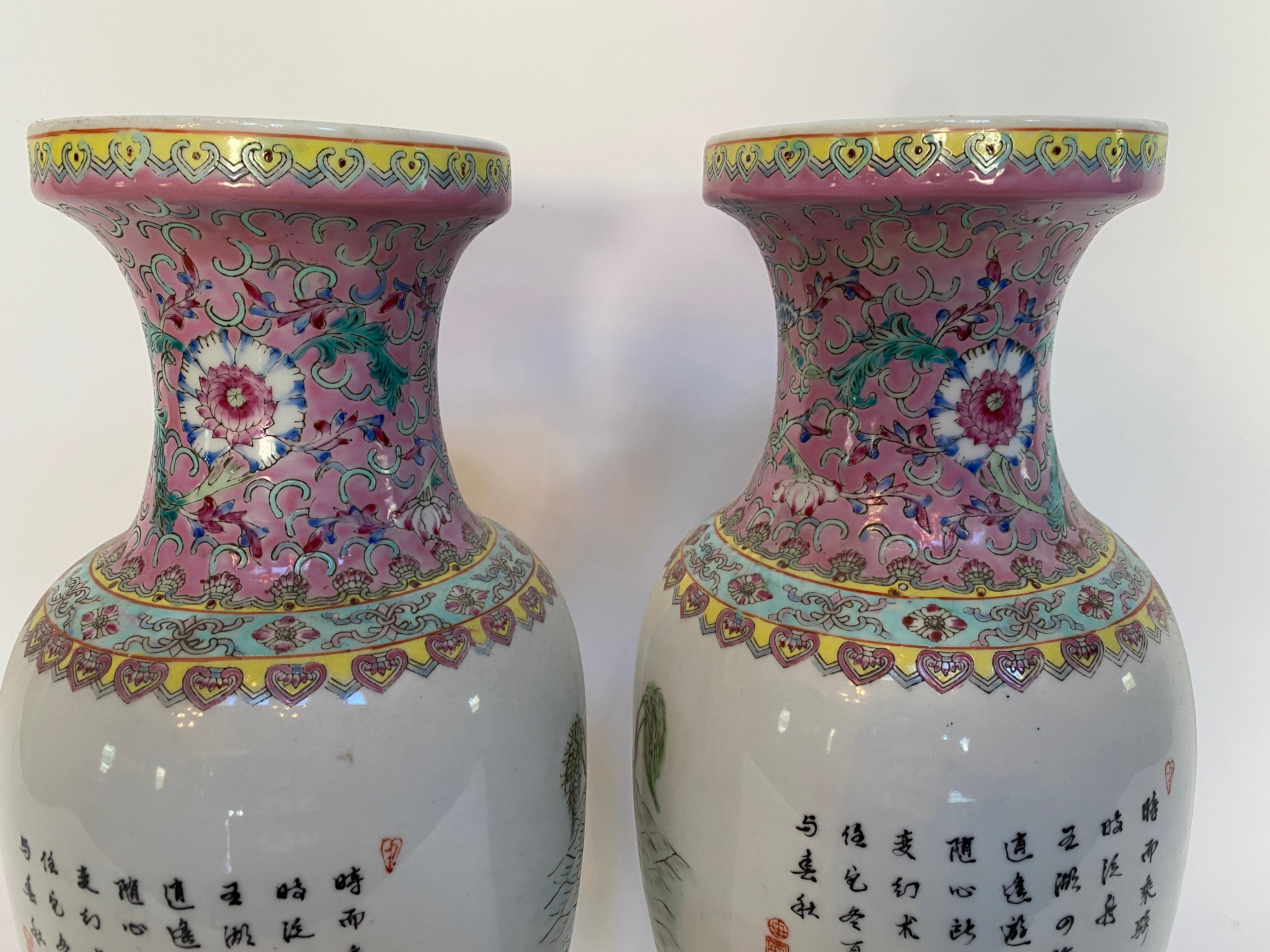 Großes Paar chinesischer handbemalter Porzellanvasen (Geschnitzt) im Angebot