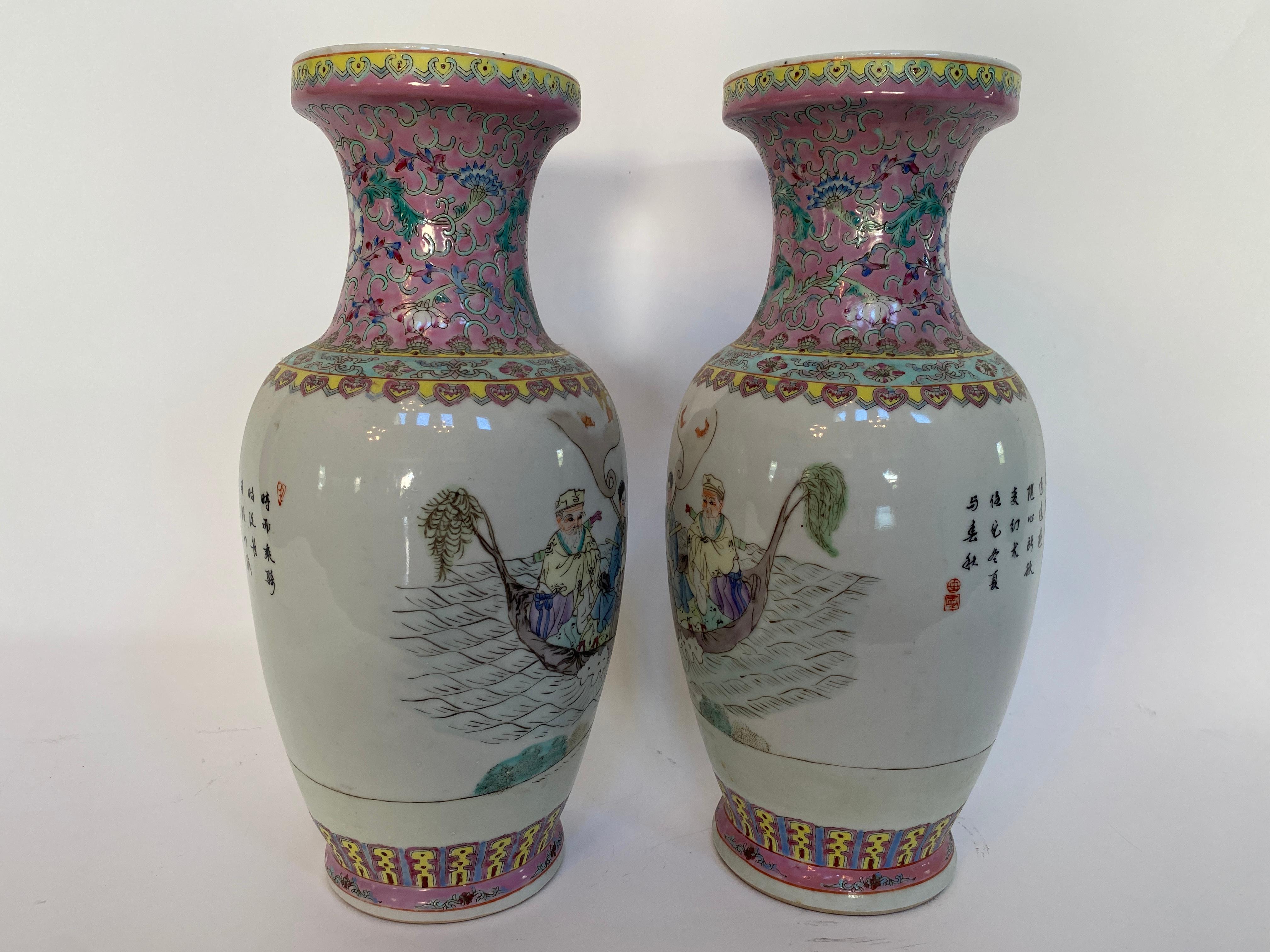 Großes Paar chinesischer handbemalter Porzellanvasen im Zustand „Gut“ im Angebot in Brea, CA