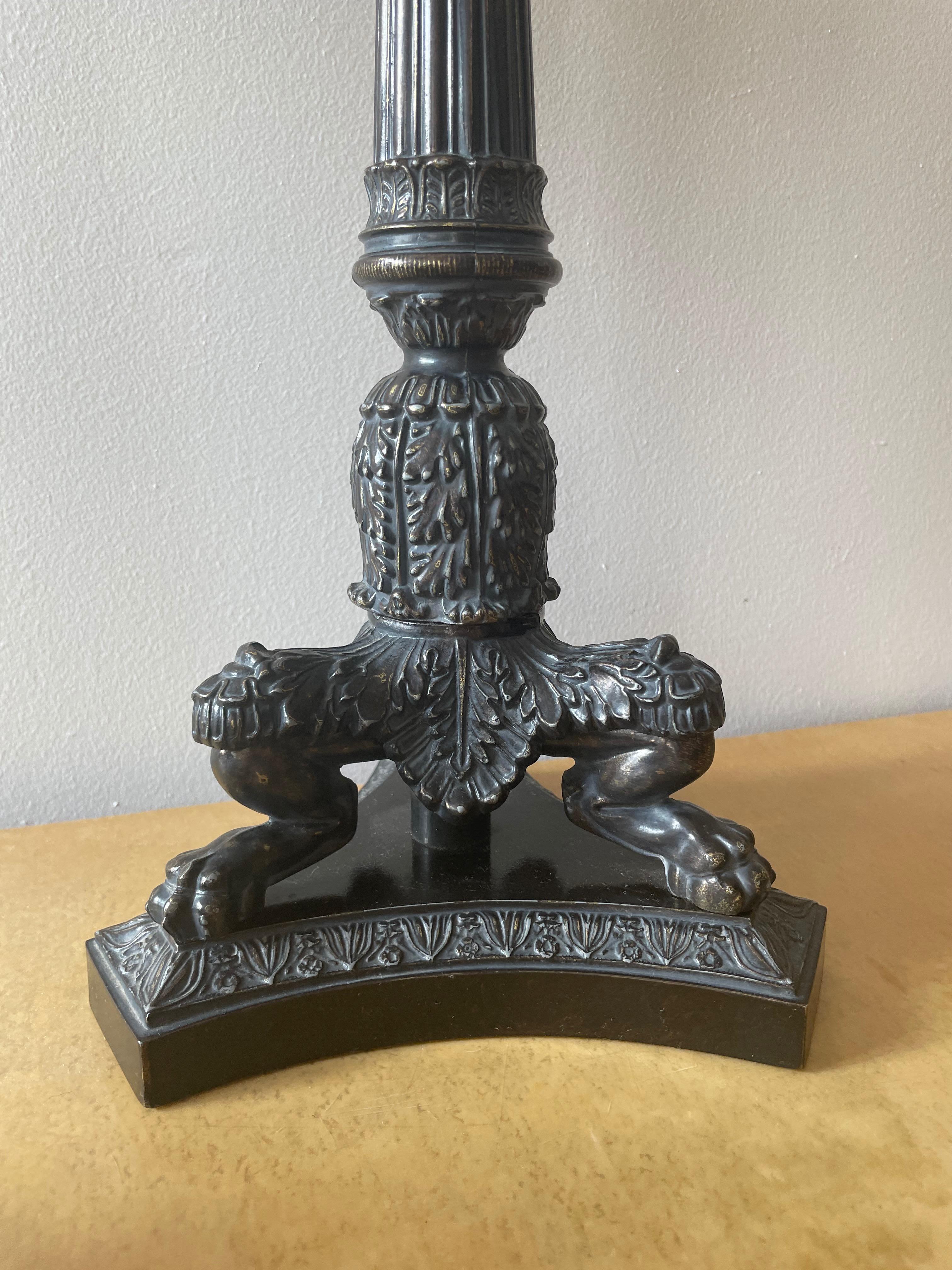 Francese Grande coppia di lampade neoclassiche a treppiede in bronzo con zampa di leone, Francia 1925 in vendita