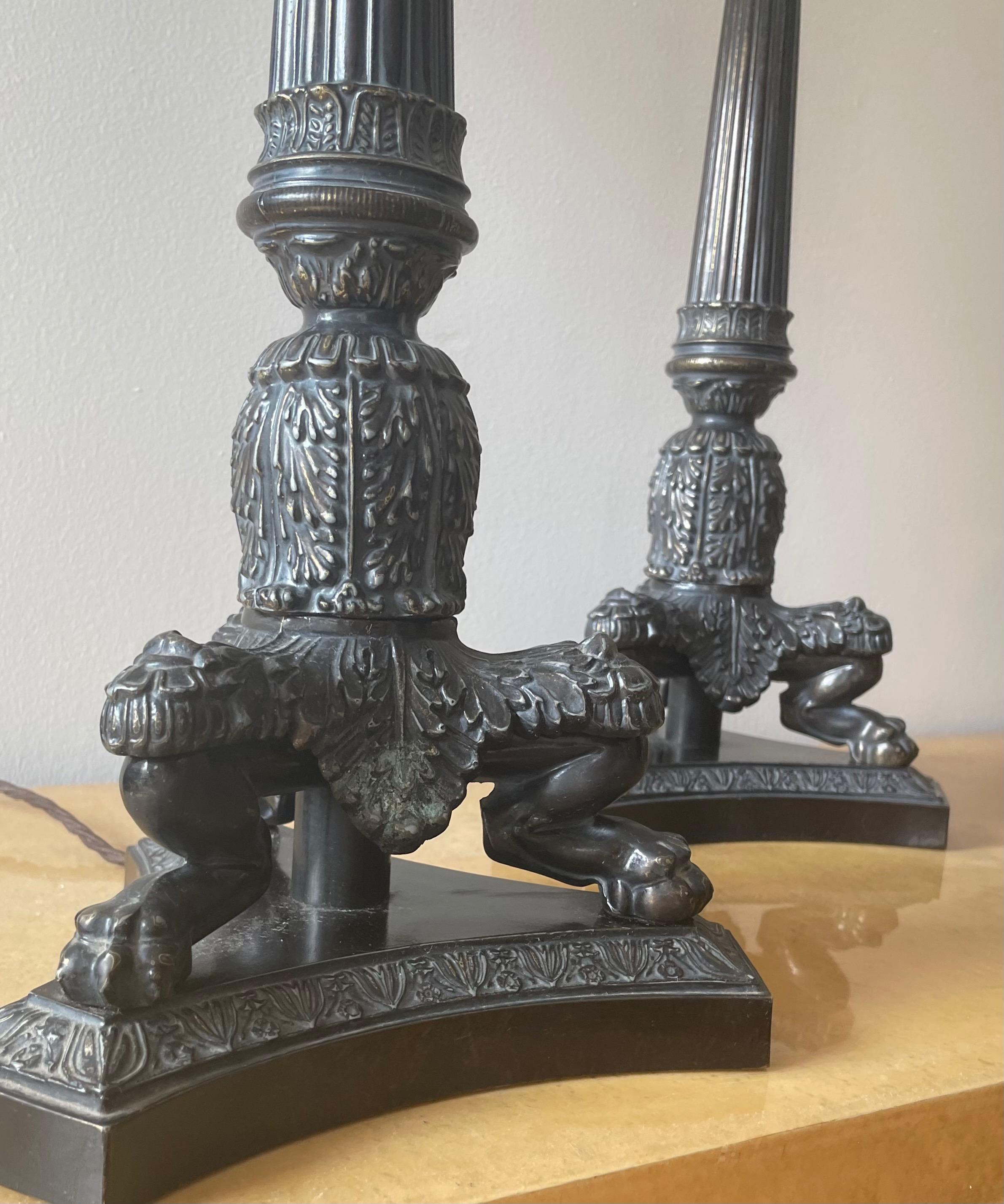 Big Pair of Neoclassical Tripod Bronze Lamps with Lions Paw, France 1925 In Good Condition For Sale In Brussels, BE