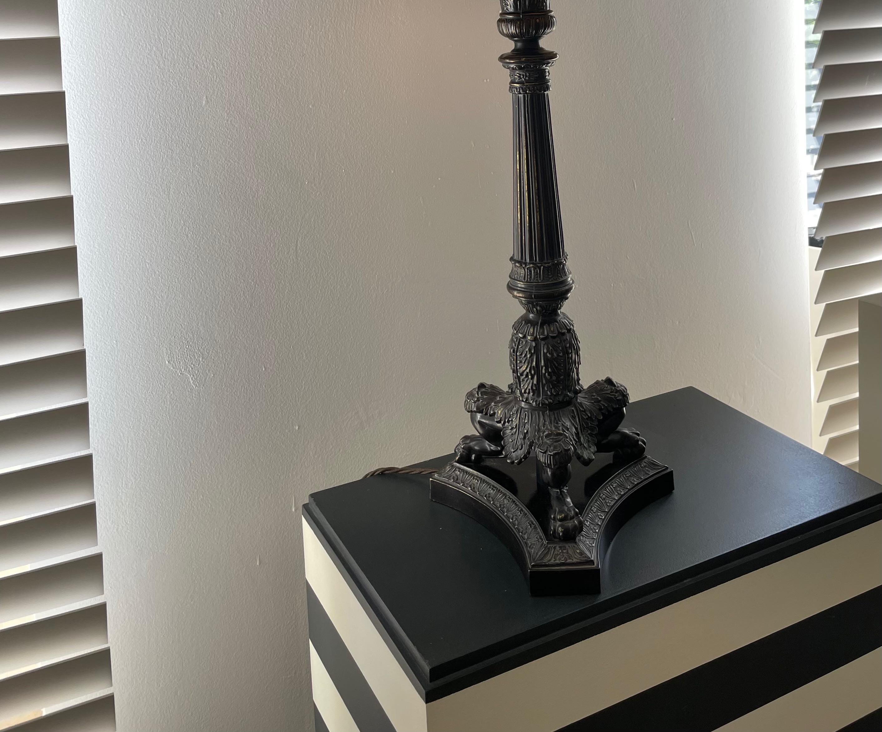 Inizio XX secolo Grande coppia di lampade neoclassiche a treppiede in bronzo con zampa di leone, Francia 1925 in vendita