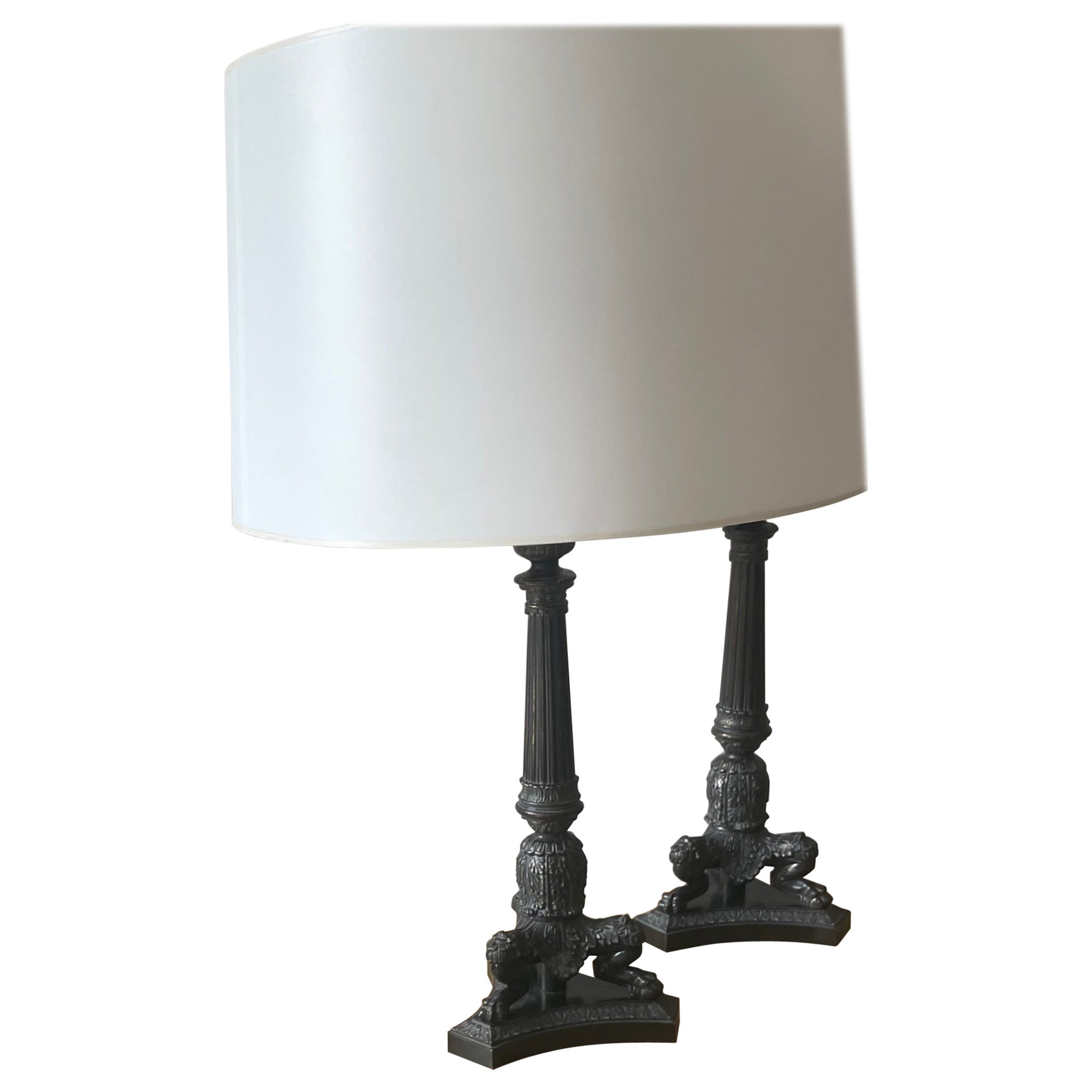 Grande coppia di lampade neoclassiche a treppiede in bronzo con zampa di leone, Francia 1925 in vendita